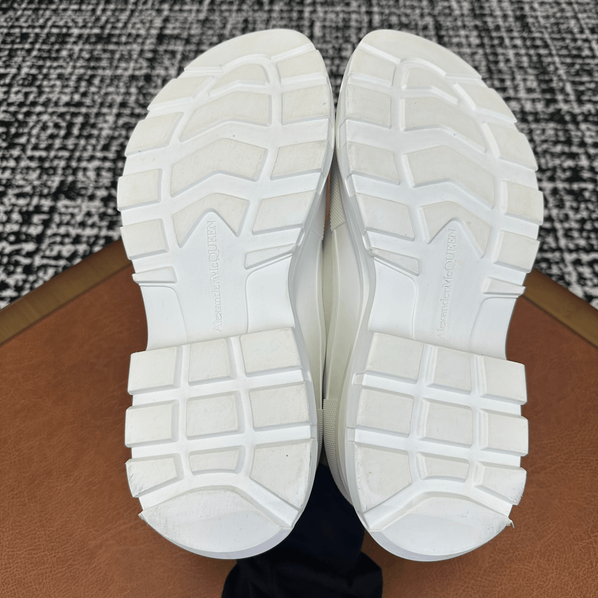 Alexander McQueen Alexander McQueen White Lowtop Sneakers 9 Men Size US 9 / EU 42 - 9 Thumbnail