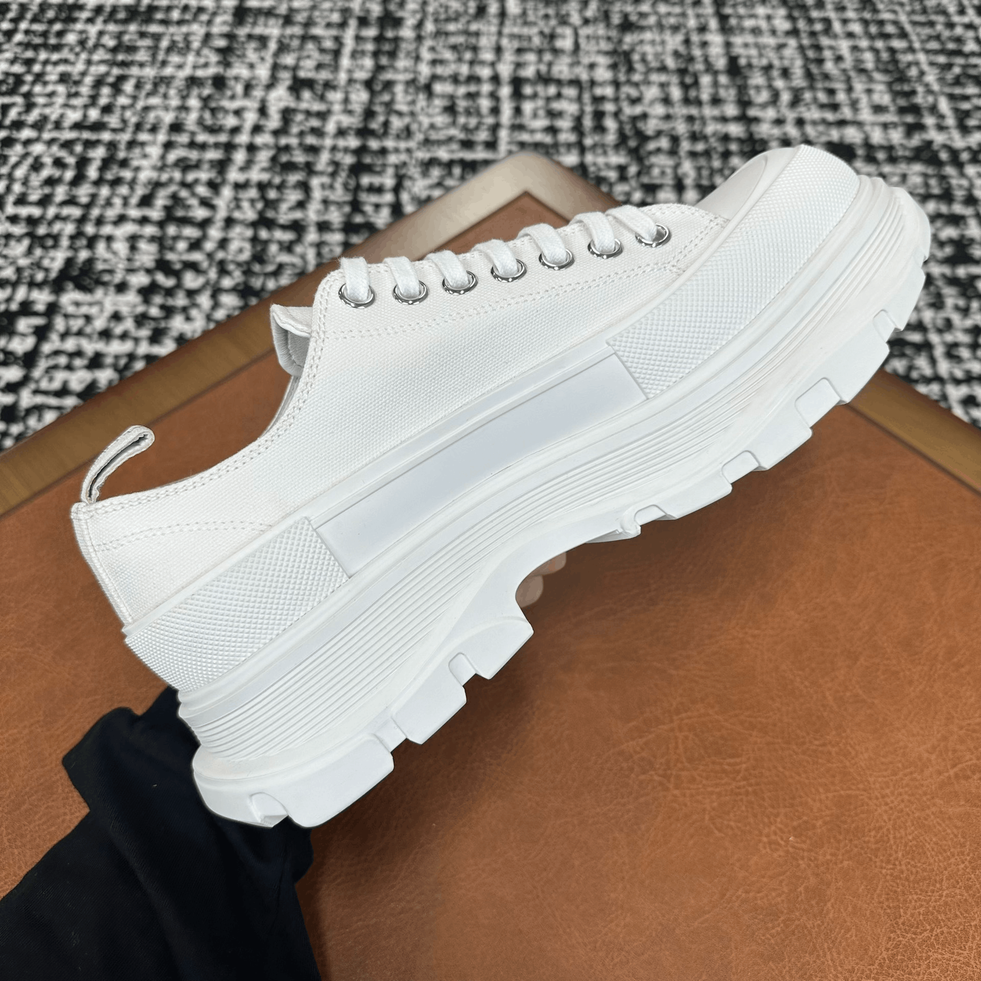 Alexander McQueen Alexander McQueen White Lowtop Sneakers 9 Men Size US 9 / EU 42 - 8 Thumbnail