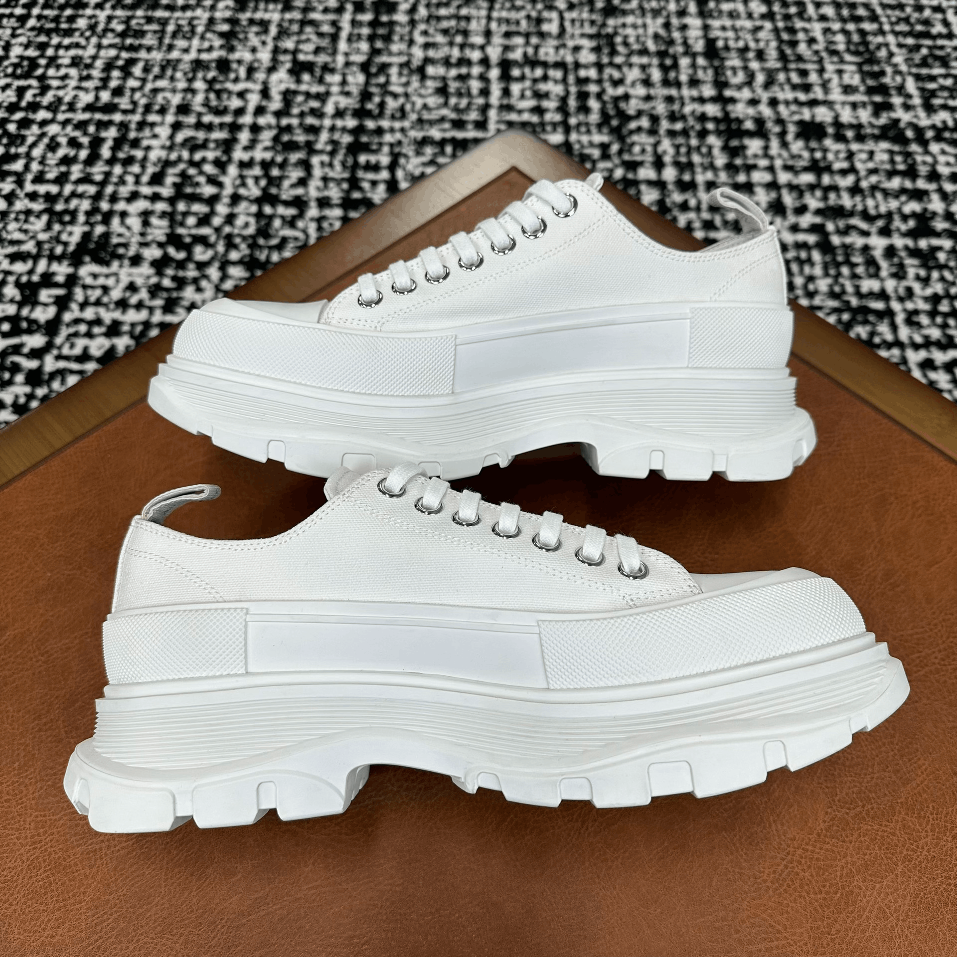 Alexander McQueen Alexander McQueen White Lowtop Sneakers 9 Men Size US 9 / EU 42 - 6 Thumbnail
