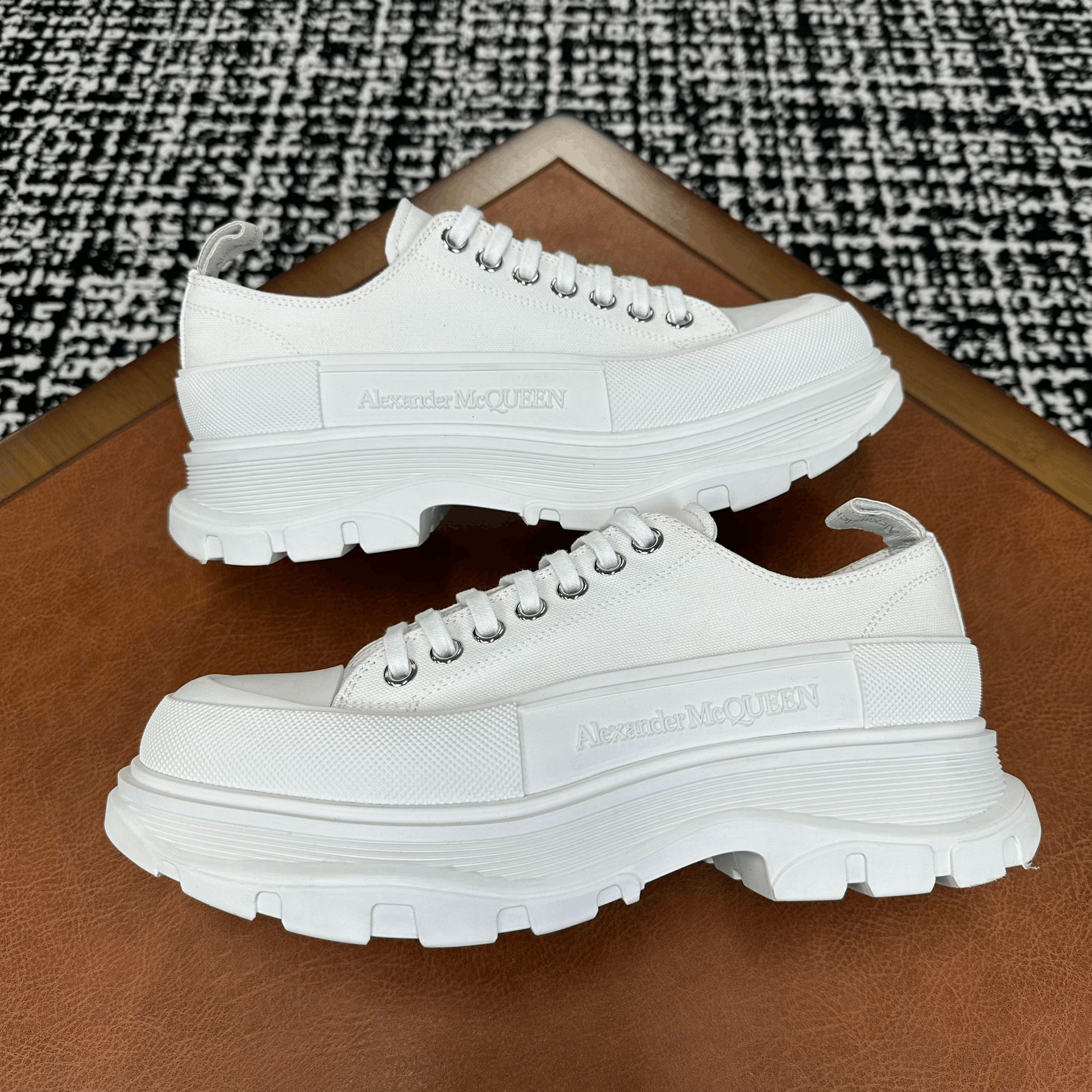 Alexander McQueen Alexander McQueen White Lowtop Sneakers 9 Men Size US 9 / EU 42 - 5 Thumbnail