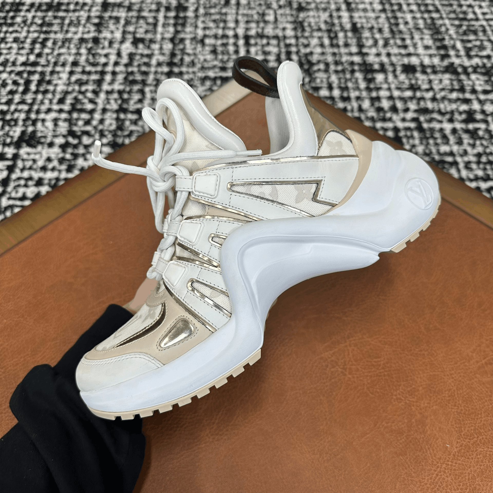 Louis Vuitton Louis Vuitton Beige Lowtop Sneakers it_36-5 Women Size US 6.5 / IT 36.5 - 9 Thumbnail