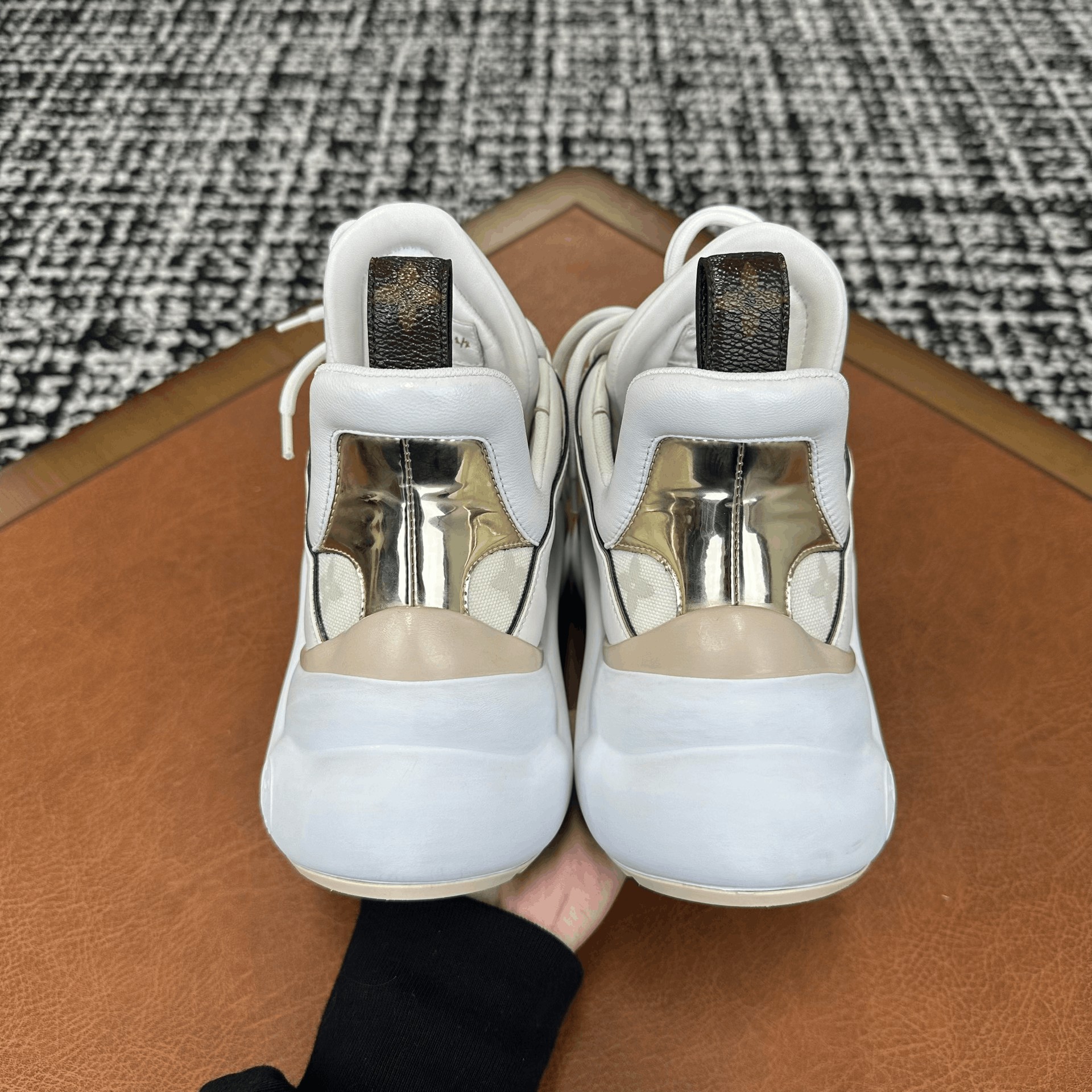 Louis Vuitton Louis Vuitton Beige Lowtop Sneakers it_36-5 Women Size US 6.5 / IT 36.5 - 5 Thumbnail