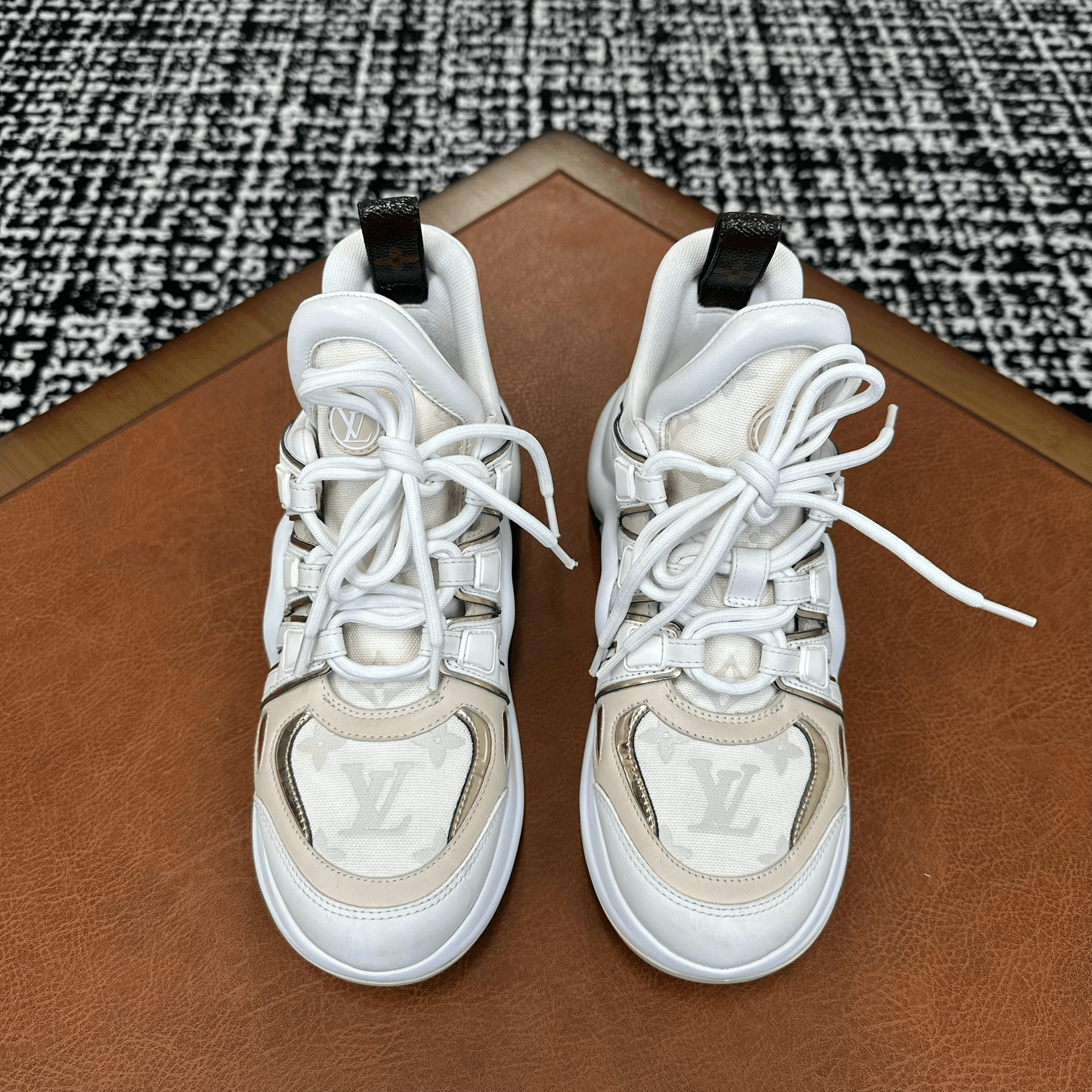 Louis Vuitton Louis Vuitton Beige Lowtop Sneakers it_36-5 Women Size US 6.5 / IT 36.5 - 2 Thumbnail