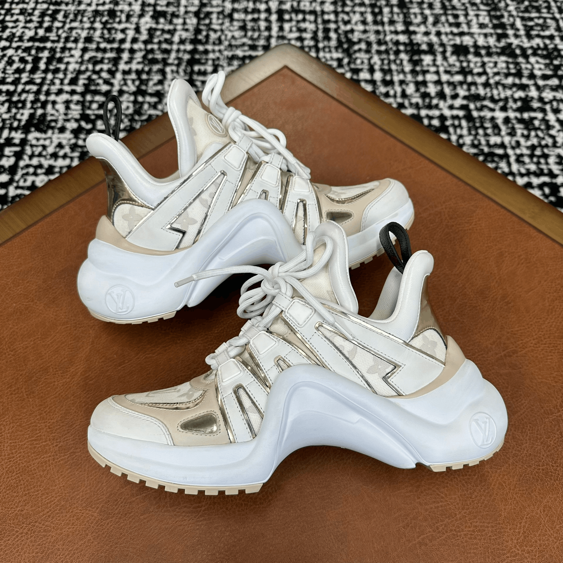 Louis Vuitton Louis Vuitton Beige Lowtop Sneakers it_36-5 Women Size US 6.5 / IT 36.5 - 6 Thumbnail