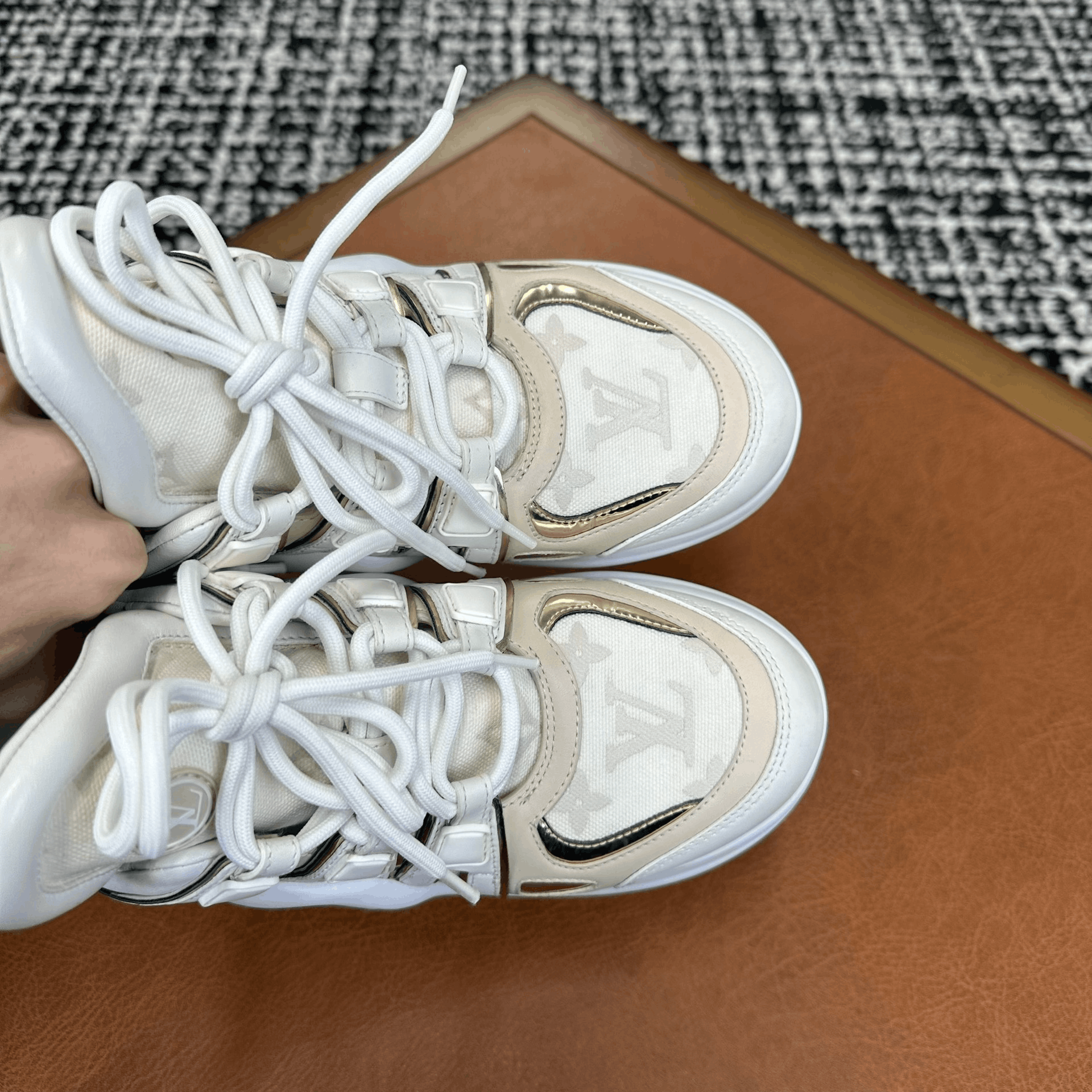 Louis Vuitton Louis Vuitton Beige Lowtop Sneakers it_36-5 Women Size US 6.5 / IT 36.5 - 3 Thumbnail