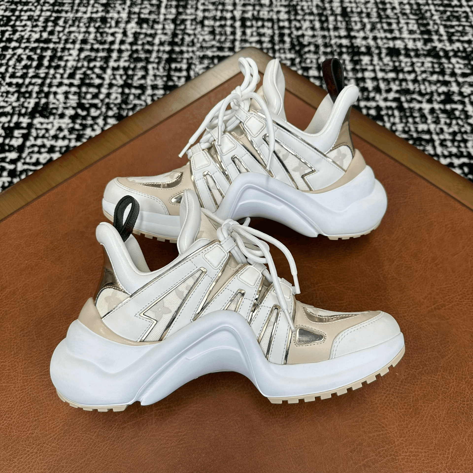 Louis Vuitton Louis Vuitton Beige Lowtop Sneakers it_36-5 Women Size US 6.5 / IT 36.5 - 7 Thumbnail