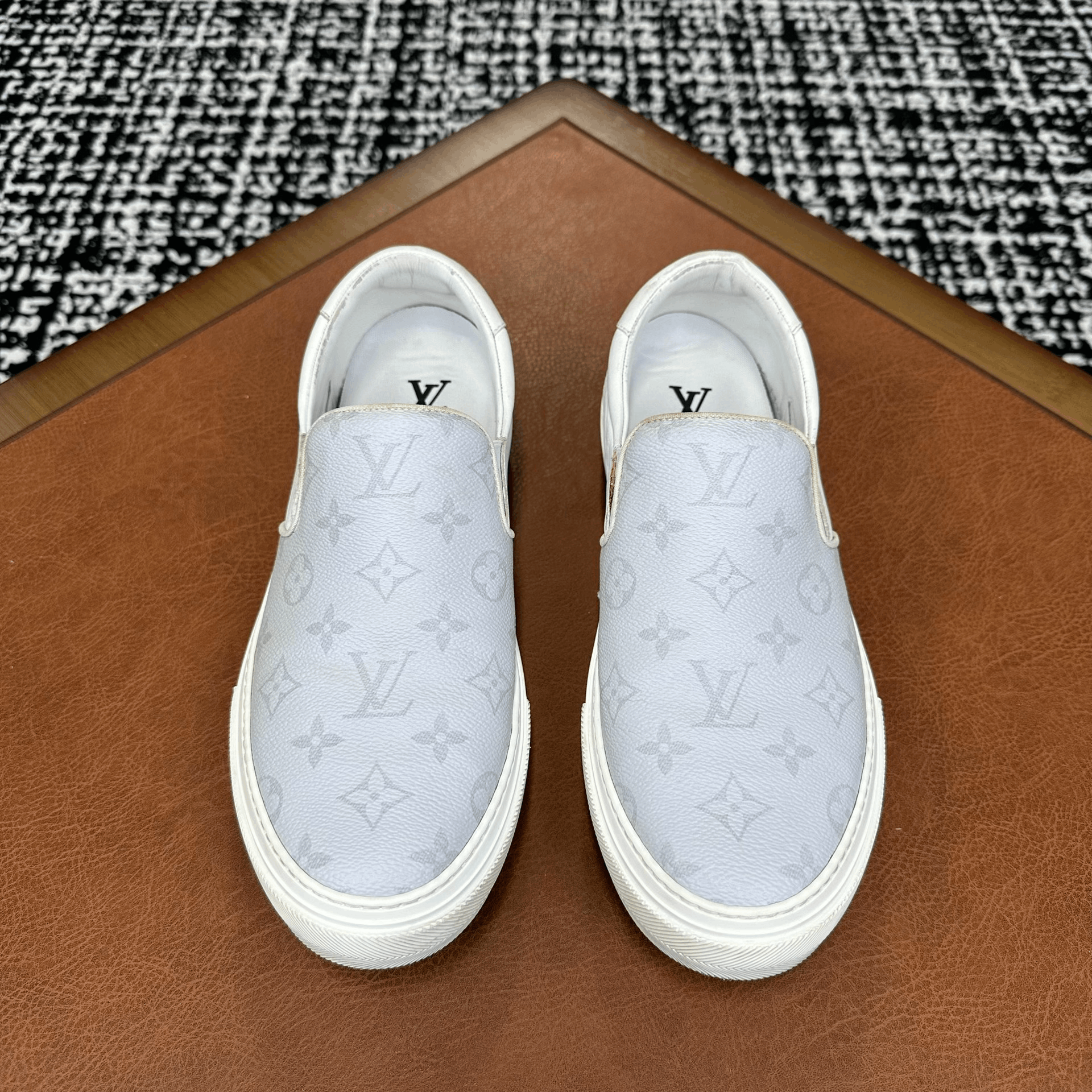 Louis Vuitton Louis Vuitton Gray Lowtop Sneakers 9 Men Size US 9 / EU 42 - 2 Thumbnail