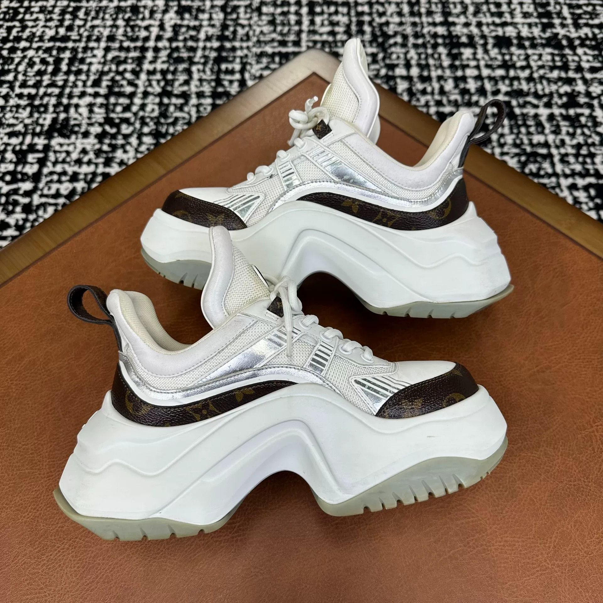 Louis Vuitton Louis Vuitton Brown Lowtop Sneakers it_36 Women Size US 6 / IT 36 - 7 Thumbnail