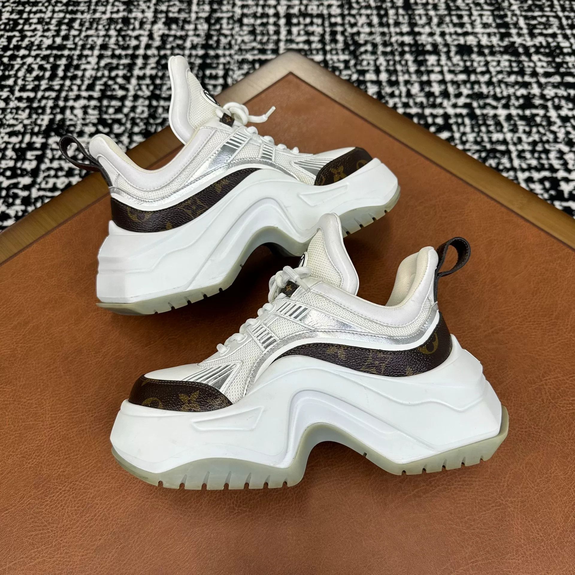 Louis Vuitton Louis Vuitton Brown Lowtop Sneakers it_36 Women Size US 6 / IT 36 - 6 Thumbnail