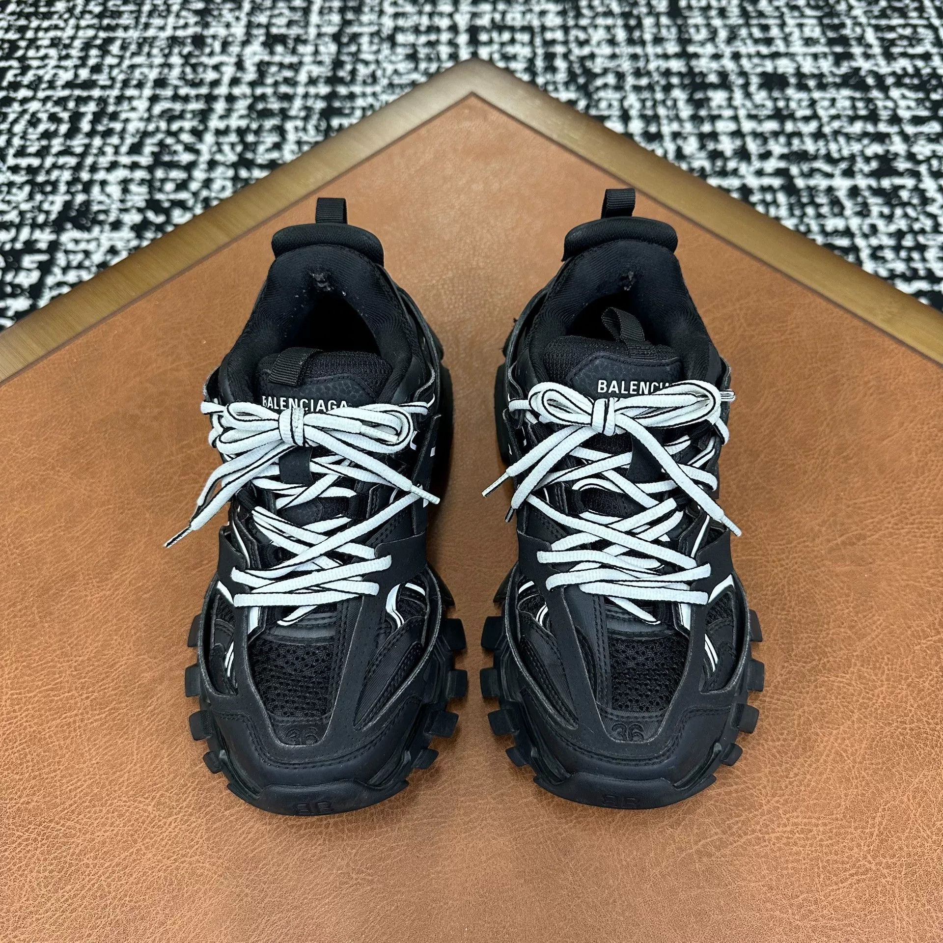 Balenciaga Balenciaga Black Lowtop Sneakers it_36 Women Size US 6 / IT 36 - 2 Thumbnail