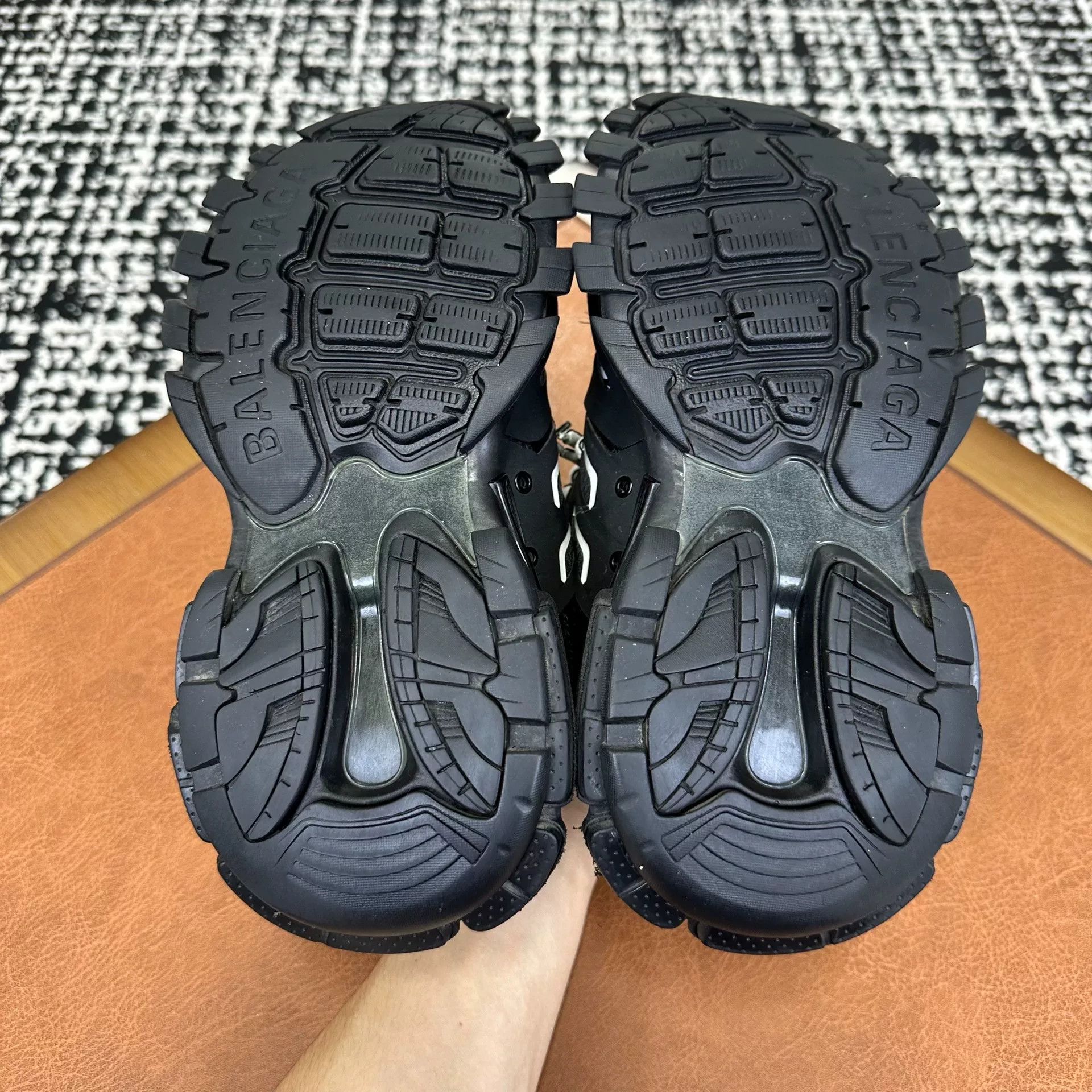 Balenciaga Balenciaga Black Lowtop Sneakers it_36 Women Size US 6 / IT 36 - 7 Thumbnail