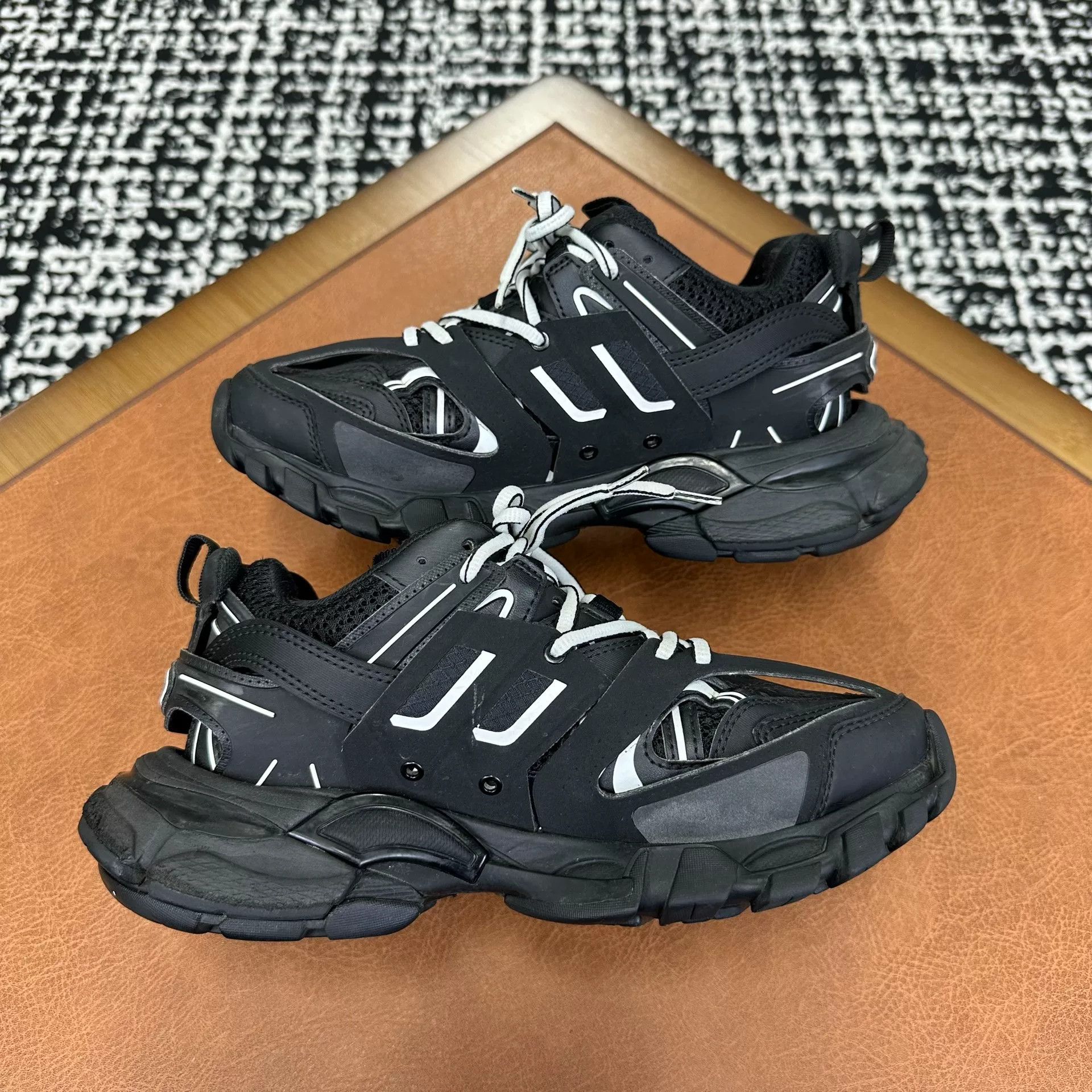 Balenciaga Balenciaga Black Lowtop Sneakers it_36 Women Size US 6 / IT 36 - 6 Thumbnail