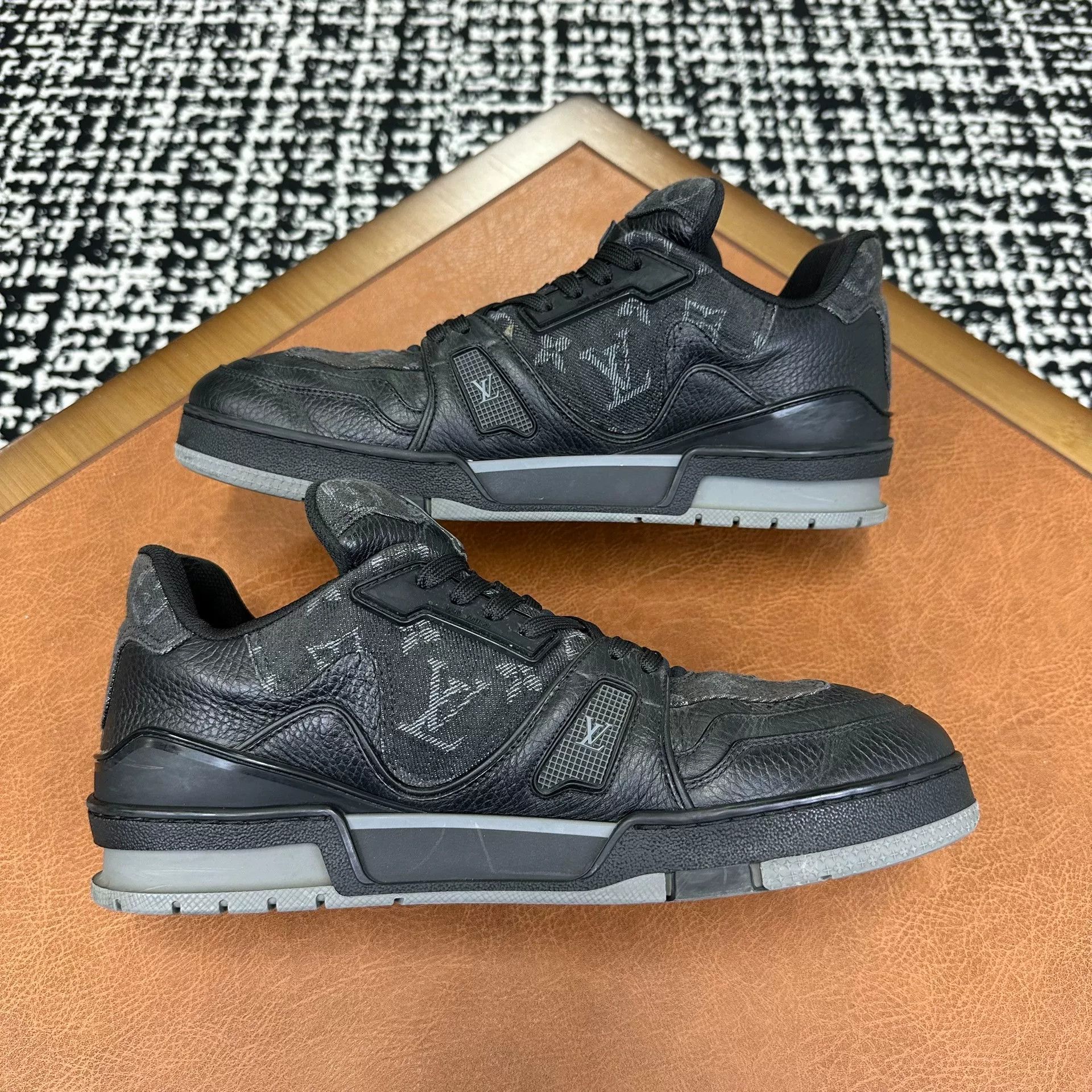 Louis Vuitton Louis Vuitton Black Lowtop Sneakers 9 Men Size US 9 / EU 42 - 8 Thumbnail
