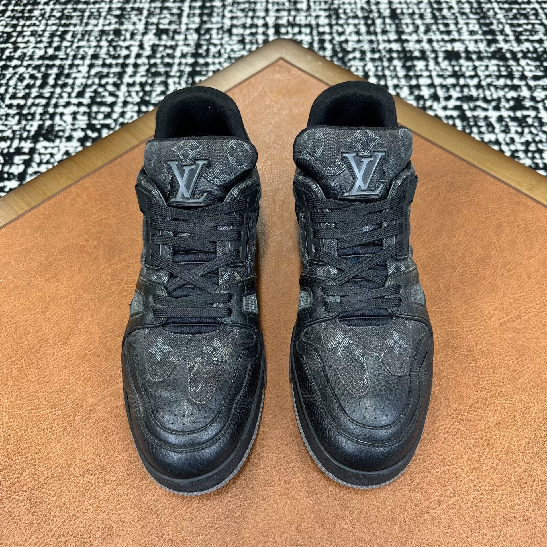 Louis Vuitton Louis Vuitton Black Lowtop Sneakers 9 Men Size US 9 / EU 42 - 2 Thumbnail