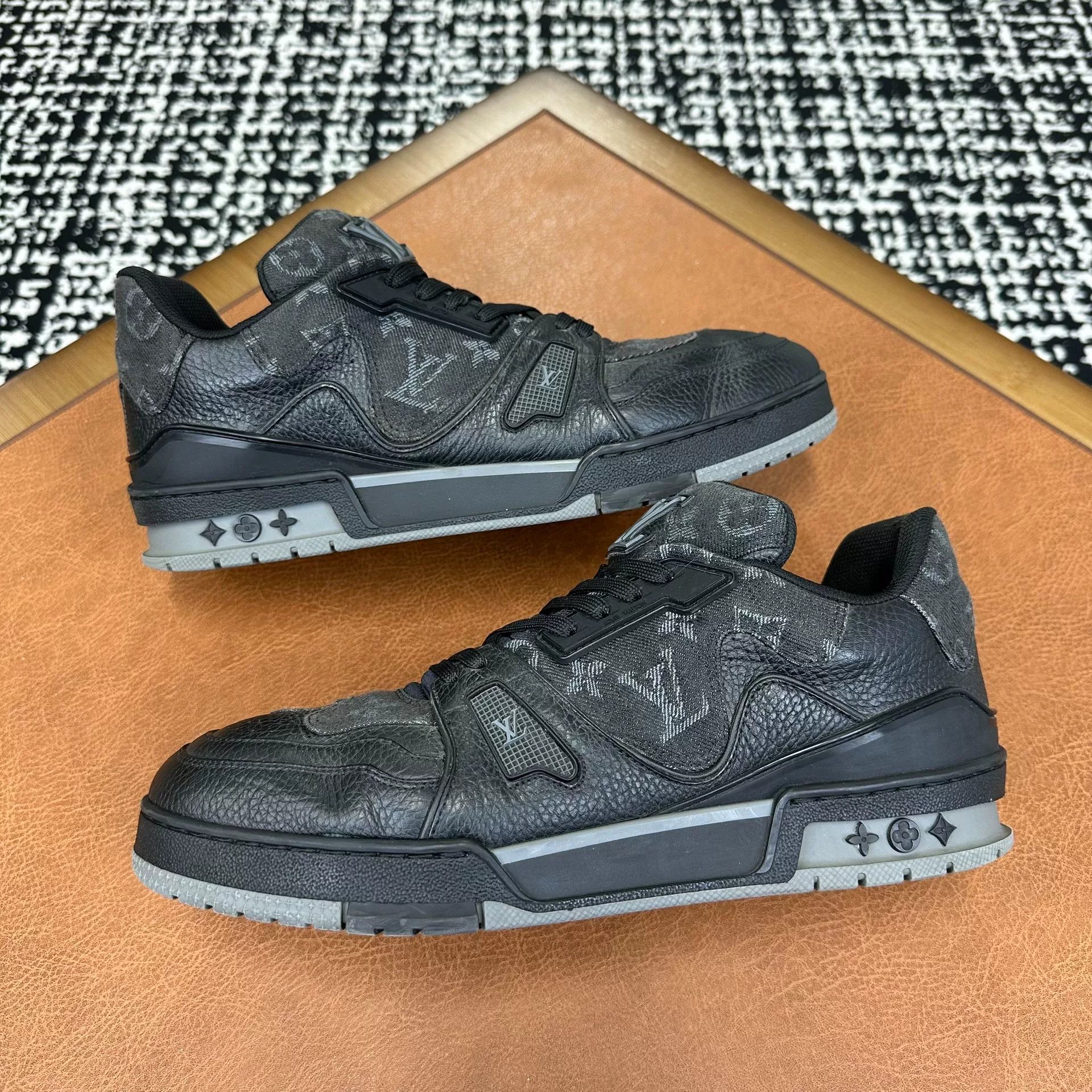 Louis Vuitton Louis Vuitton Black Lowtop Sneakers 9 Men Size US 9 / EU 42 - 7 Thumbnail