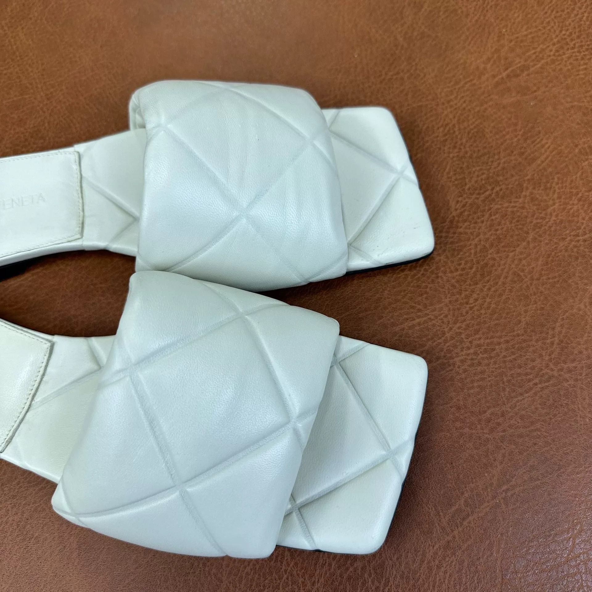 Bottega Veneta Bottega Veneta White Sandals it_37-5 Women Size US 7.5 / IT 37.5 - 5 Thumbnail