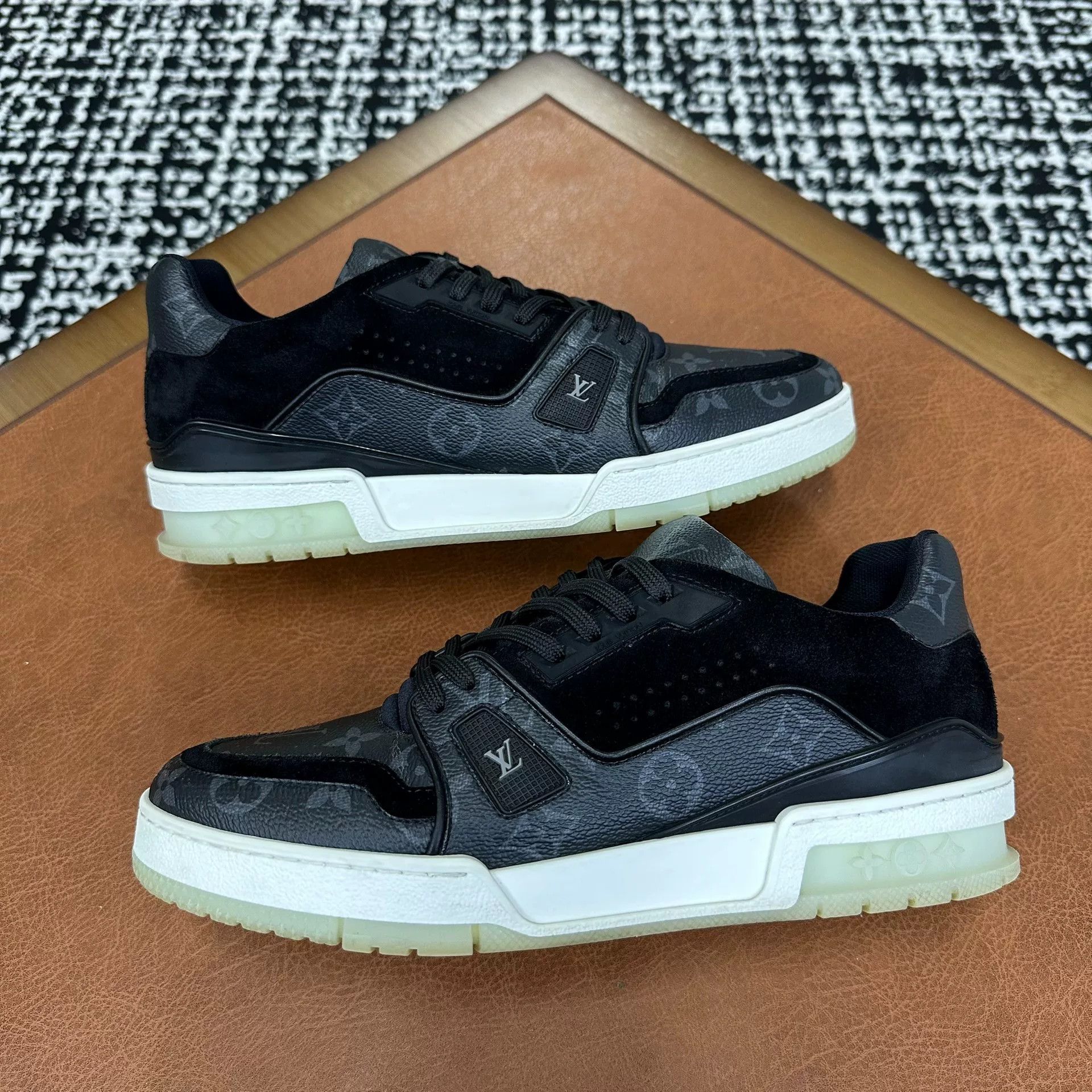 Louis Vuitton Louis Vuitton Training Black Lowtop Sneakers 7 Men Size US 7 / EU 40 - 7 Thumbnail