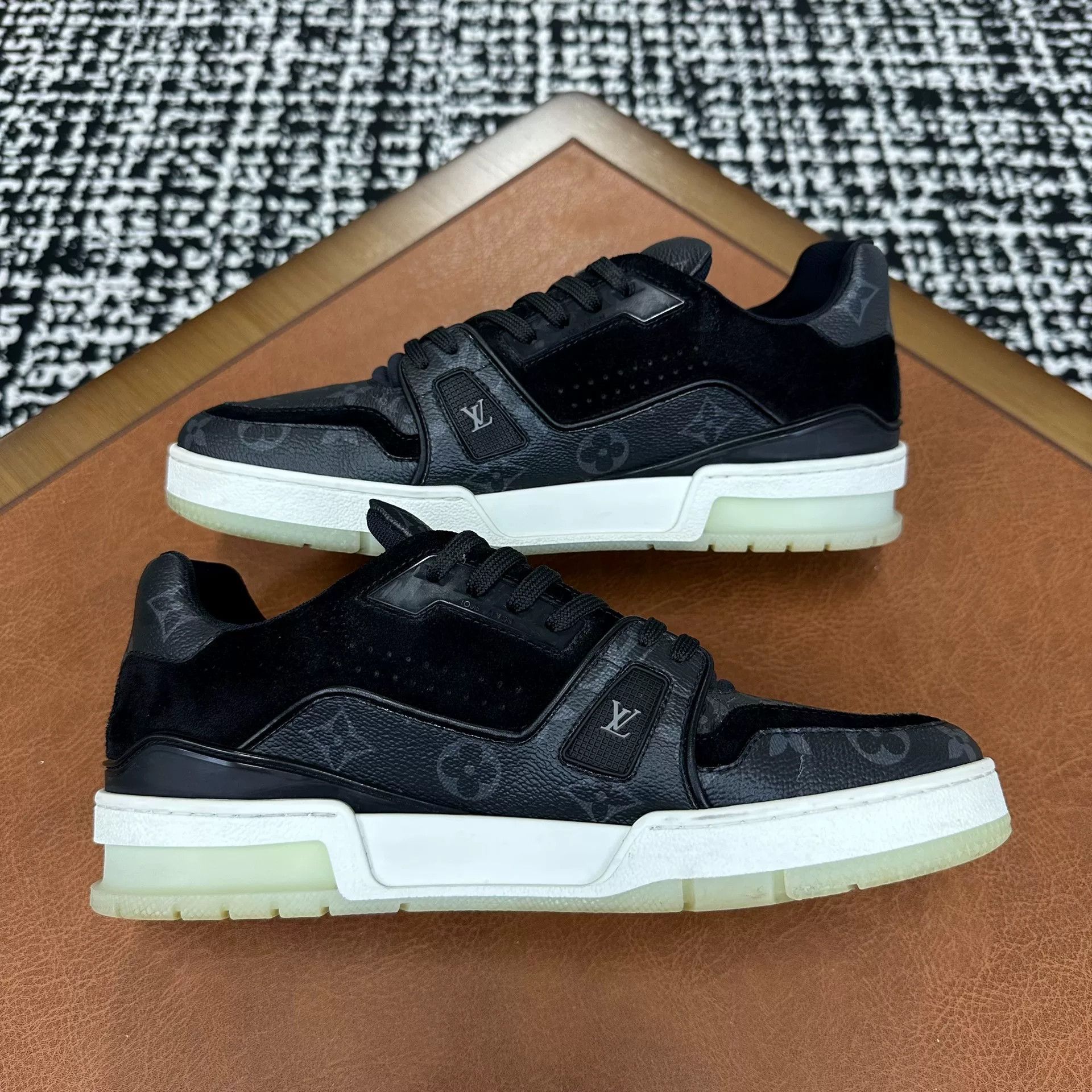 Louis Vuitton Louis Vuitton Training Black Lowtop Sneakers 7 Men Size US 7 / EU 40 - 8 Thumbnail