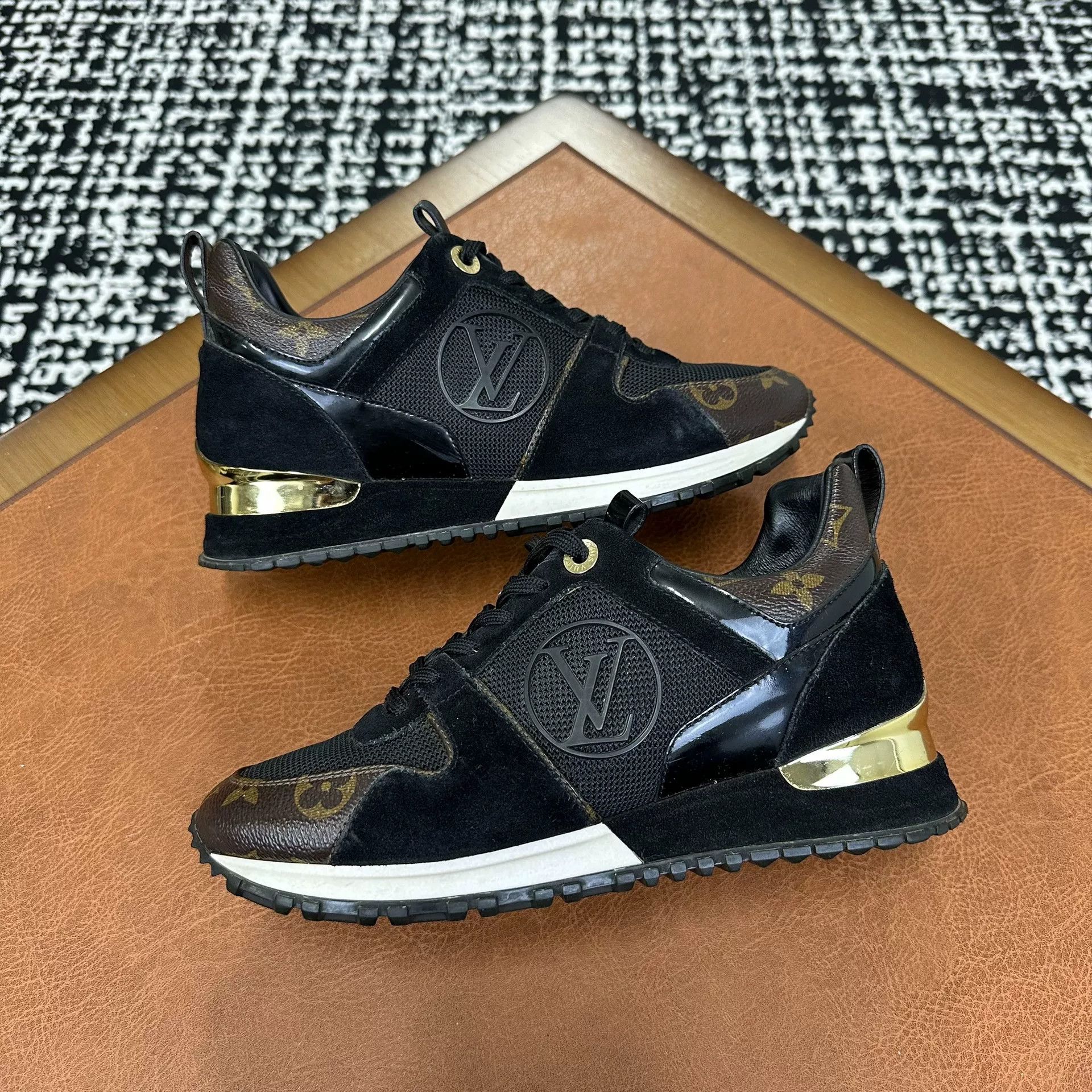 Louis Vuitton Louis Vuitton Black Lowtop Sneakers it_35 Women Size US 5 / IT 35 - 5 Thumbnail