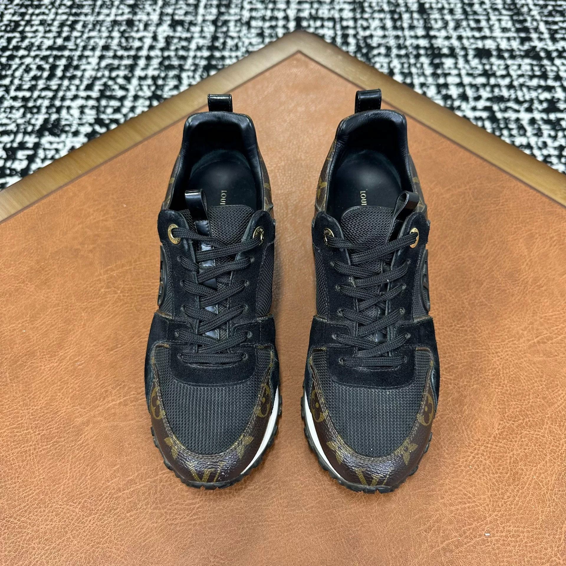Louis Vuitton Louis Vuitton Black Lowtop Sneakers it_35 Women Size US 5 / IT 35 - 2 Thumbnail