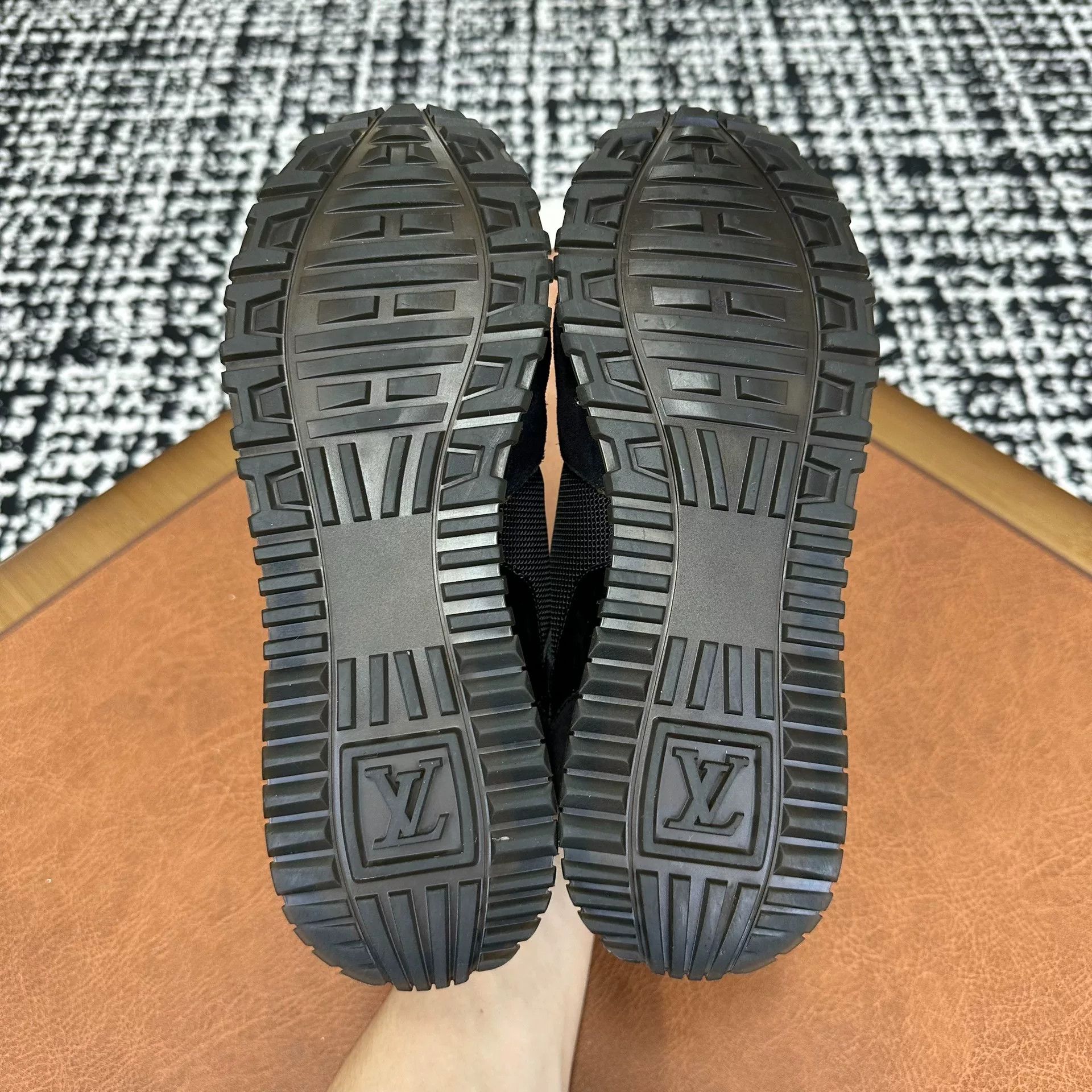 Louis Vuitton Louis Vuitton Black Lowtop Sneakers it_35 Women Size US 5 / IT 35 - 7 Thumbnail