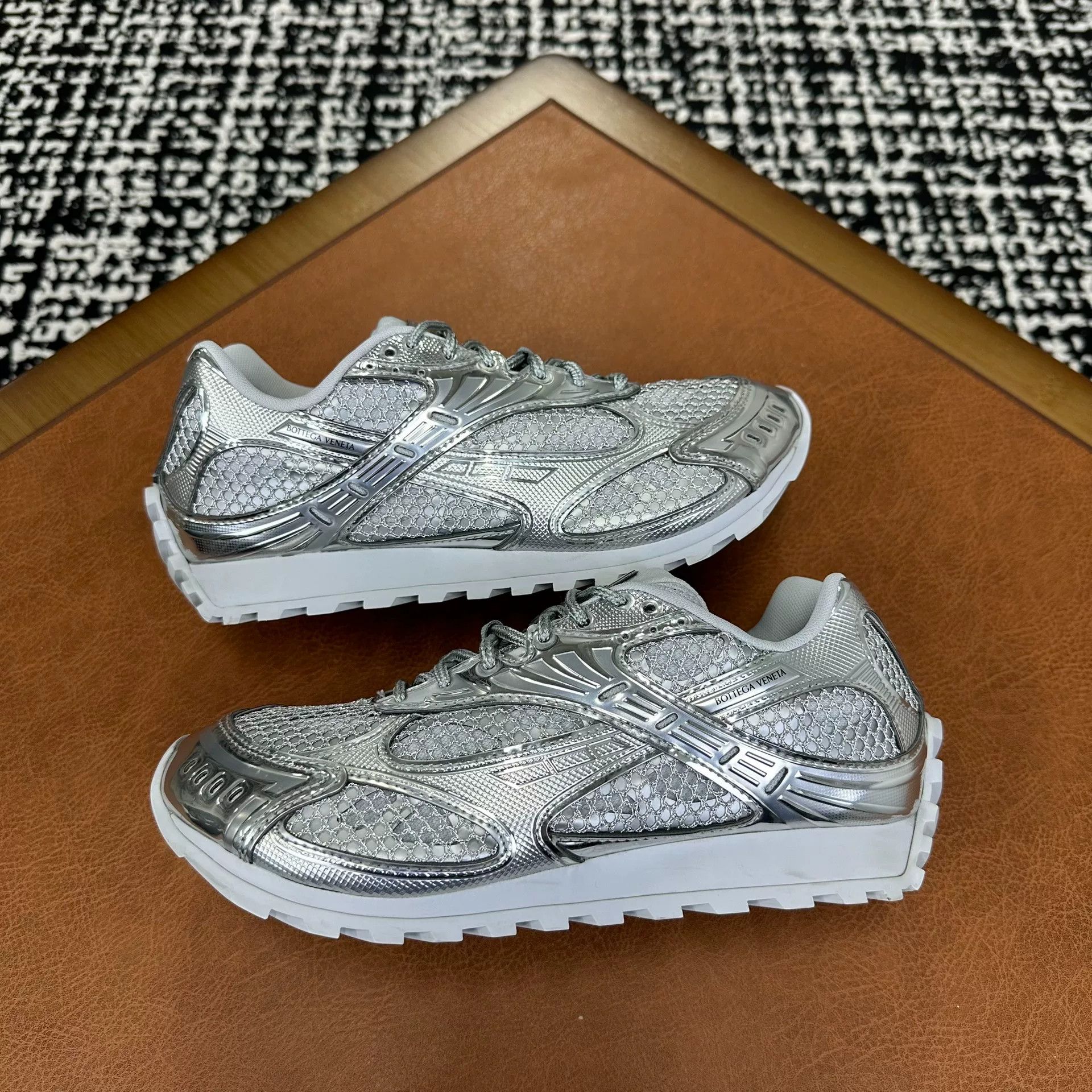 Bottega Veneta Bottega Veneta Silver Lowtop Sneakers it_38 Women Size US 8 / IT 38 - 7 Thumbnail