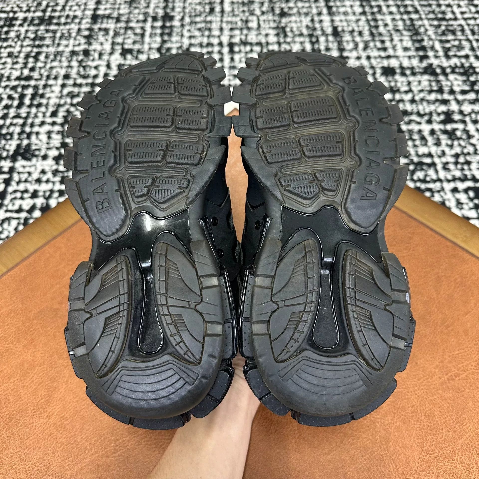 Balenciaga Balenciaga Black Lowtop Sneakers it_37 Women Size US 7 / IT 37 - 7 Thumbnail