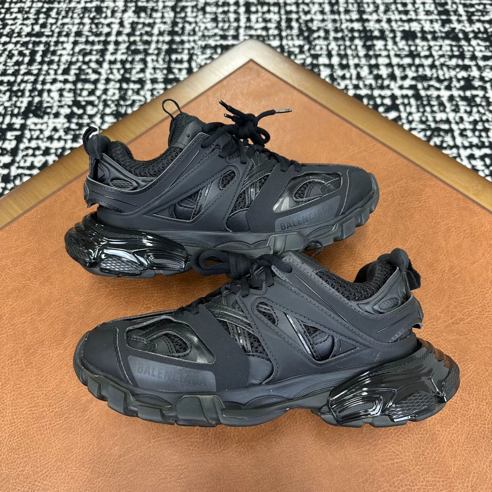 Balenciaga Balenciaga Black Lowtop Sneakers it_37 Women Size US 7 / IT 37 - 5 Thumbnail