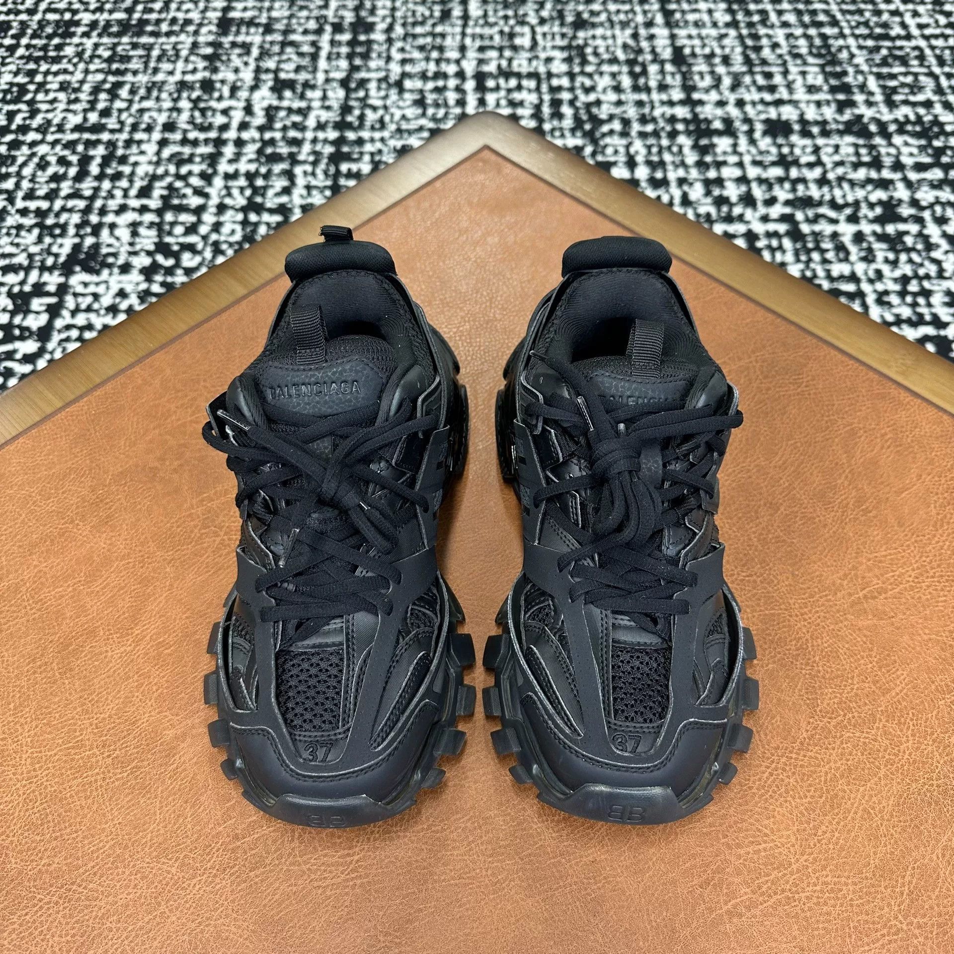 Balenciaga Balenciaga Black Lowtop Sneakers it_37 Women Size US 7 / IT 37 - 2 Thumbnail