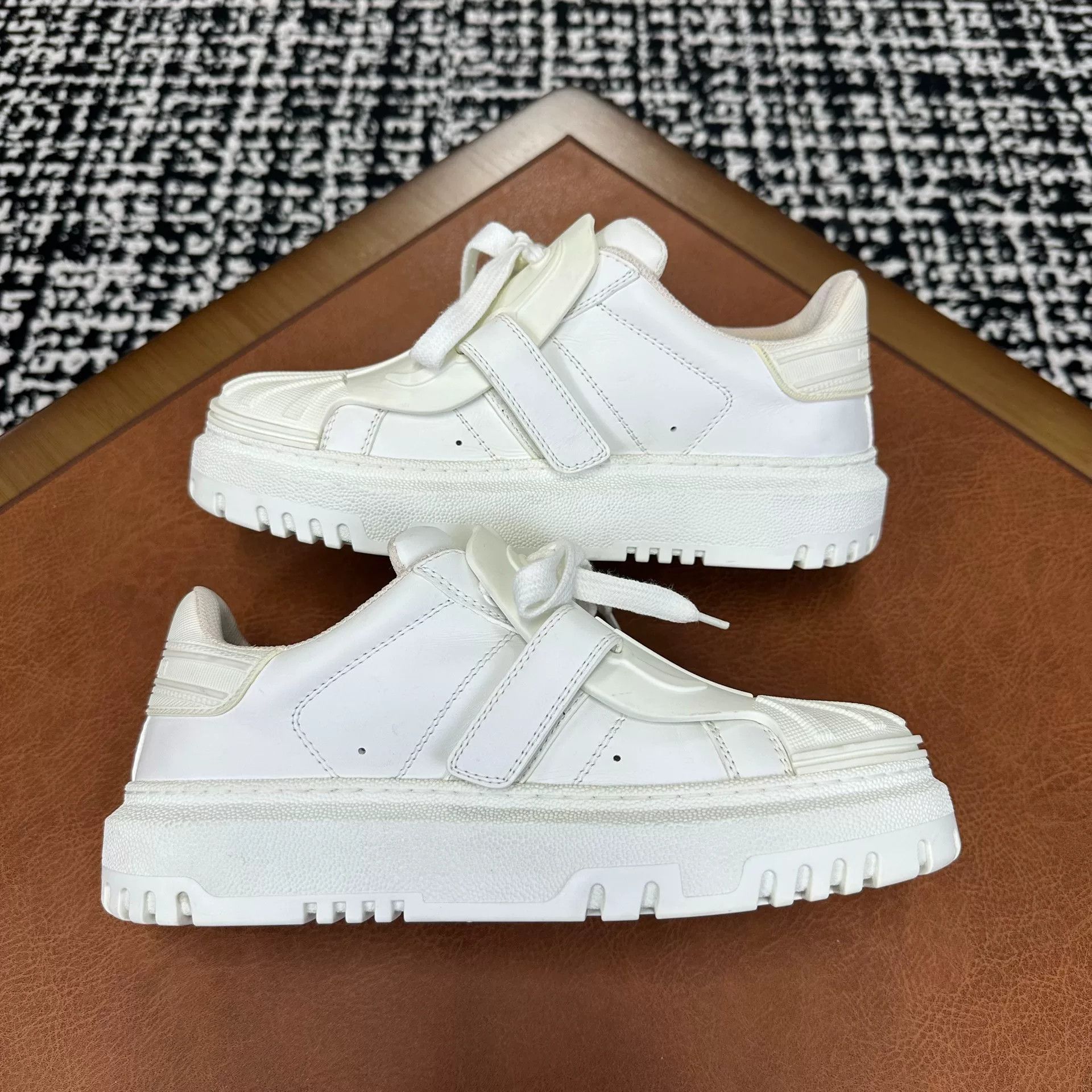 Dior Dior White Lowtop Sneakers it_36-5 Women Size US 6.5 / IT 36.5 - 6 Thumbnail