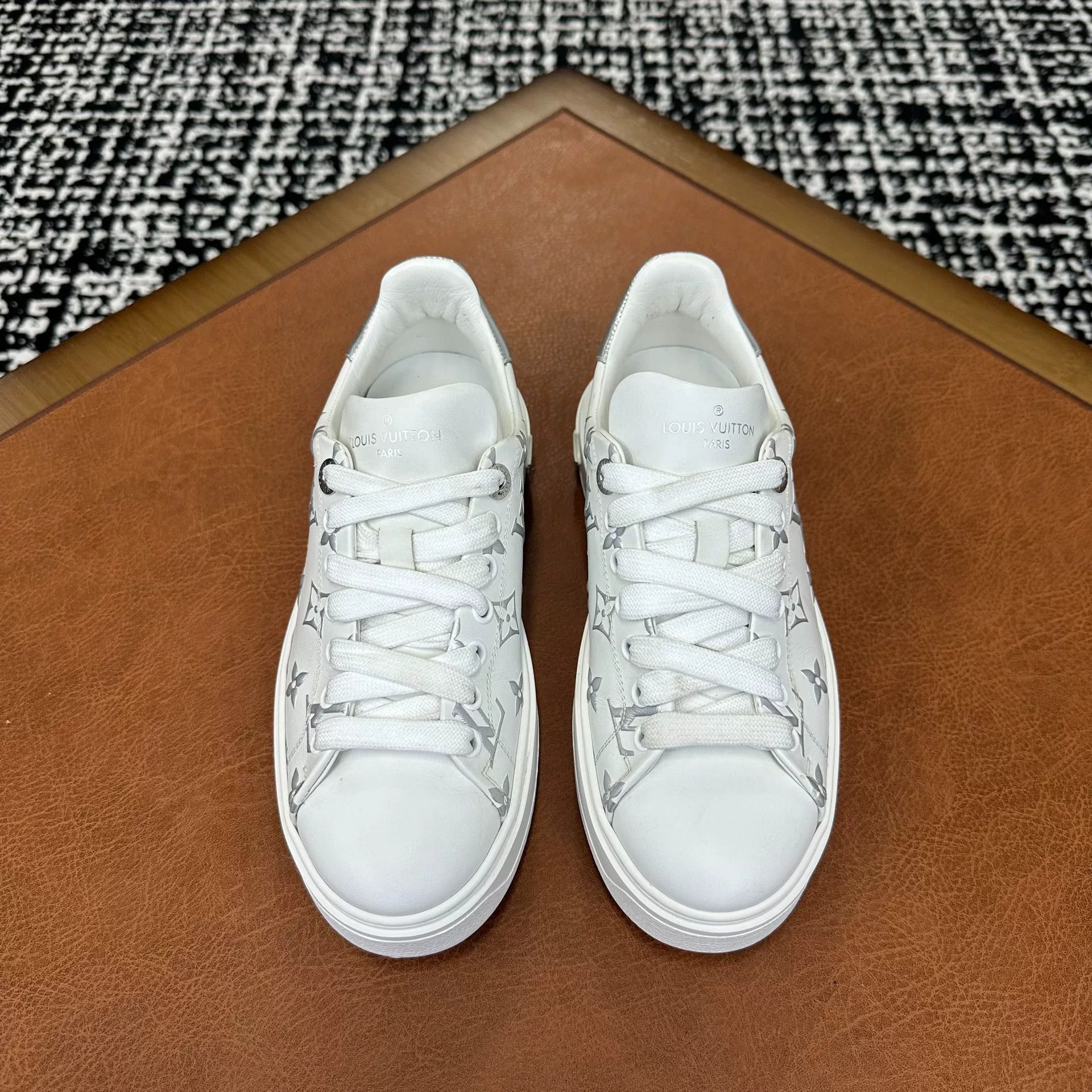Louis Vuitton Louis Vuitton Gray Lowtop Sneakers it_36 Women Size US 6 / IT 36 - 2 Thumbnail