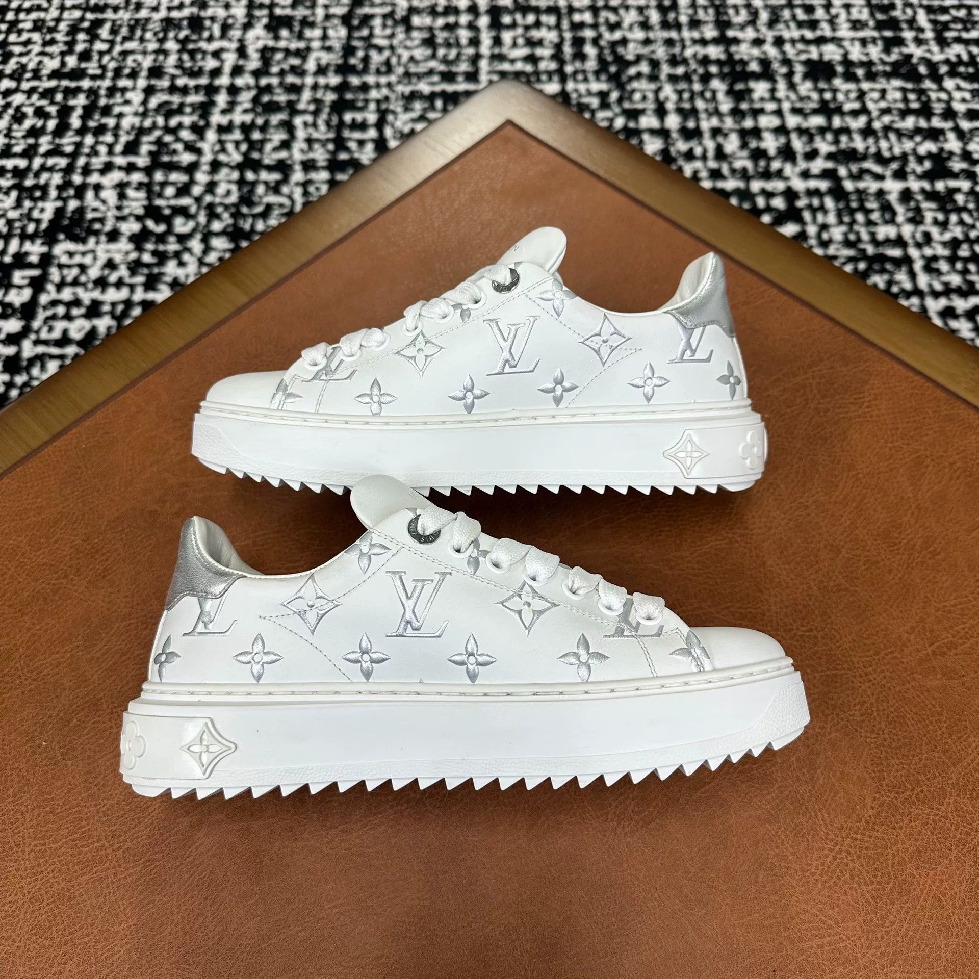 Louis Vuitton Louis Vuitton Gray Lowtop Sneakers it_36 Women Size US 6 / IT 36 - 6 Thumbnail