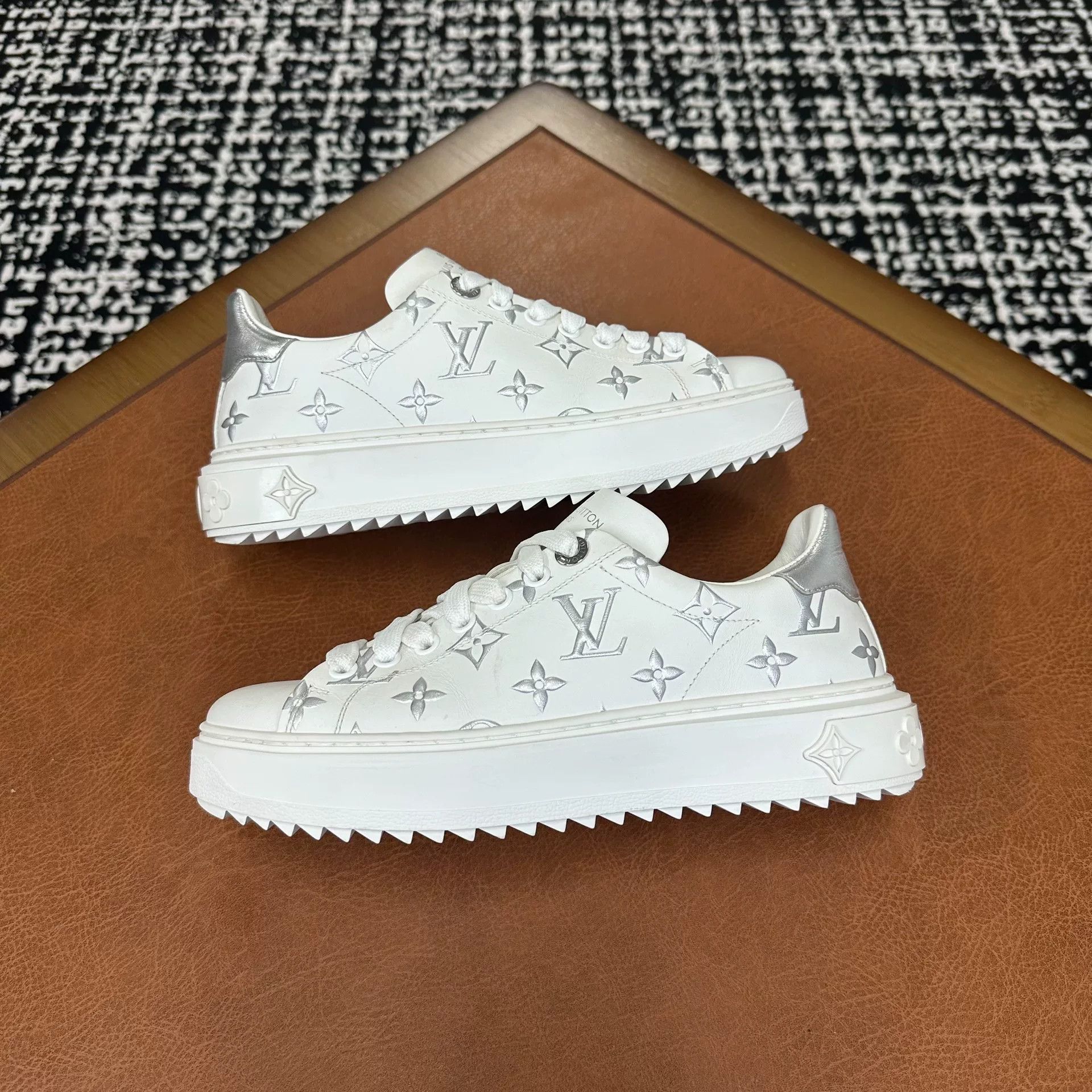 Louis Vuitton Louis Vuitton Gray Lowtop Sneakers it_36 Women Size US 6 / IT 36 - 5 Thumbnail