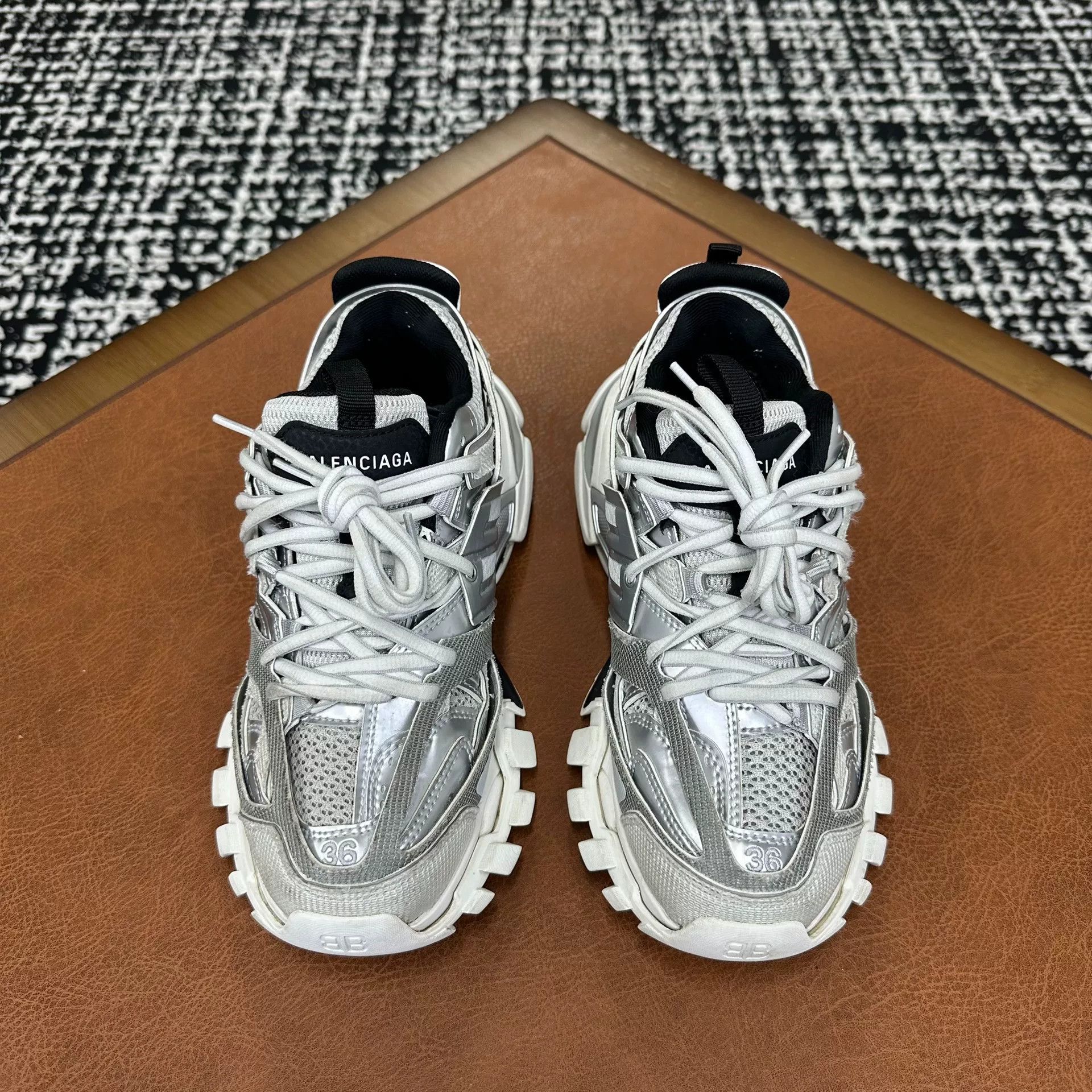 Balenciaga Balenciaga Silver Lowtop Sneakers it_36 Women Size US 6 / IT 36 - 2 Thumbnail