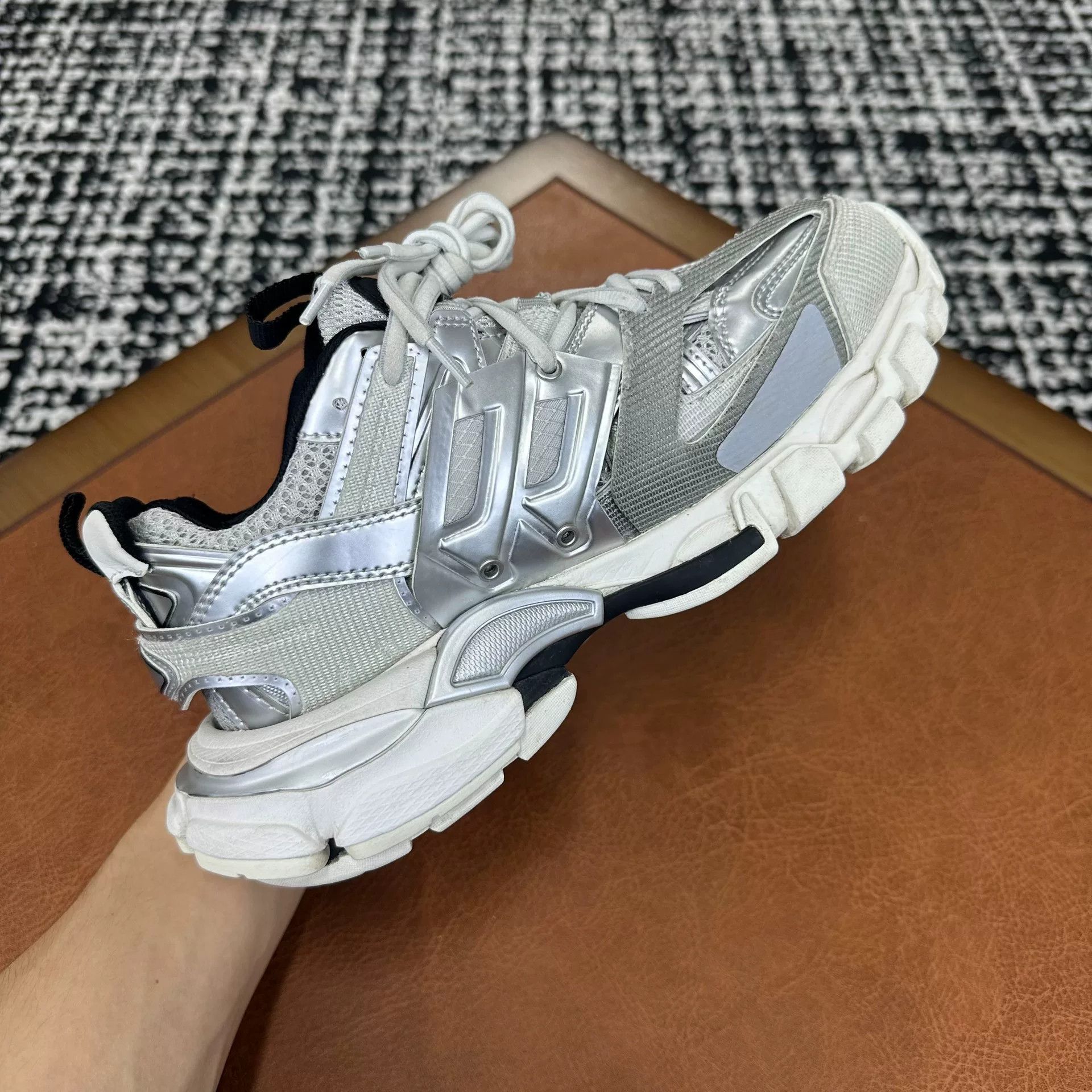 Balenciaga Balenciaga Silver Lowtop Sneakers it_36 Women Size US 6 / IT 36 - 9 Thumbnail