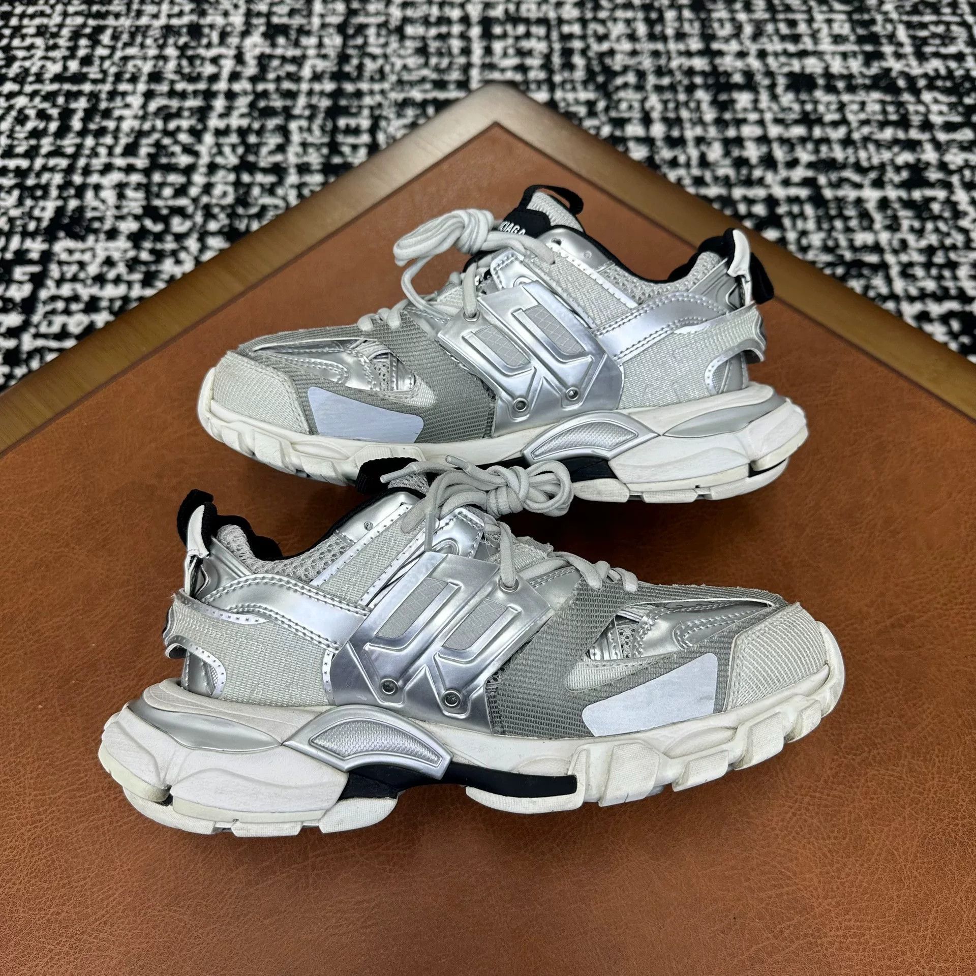 Balenciaga Balenciaga Silver Lowtop Sneakers it_36 Women Size US 6 / IT 36 - 6 Thumbnail