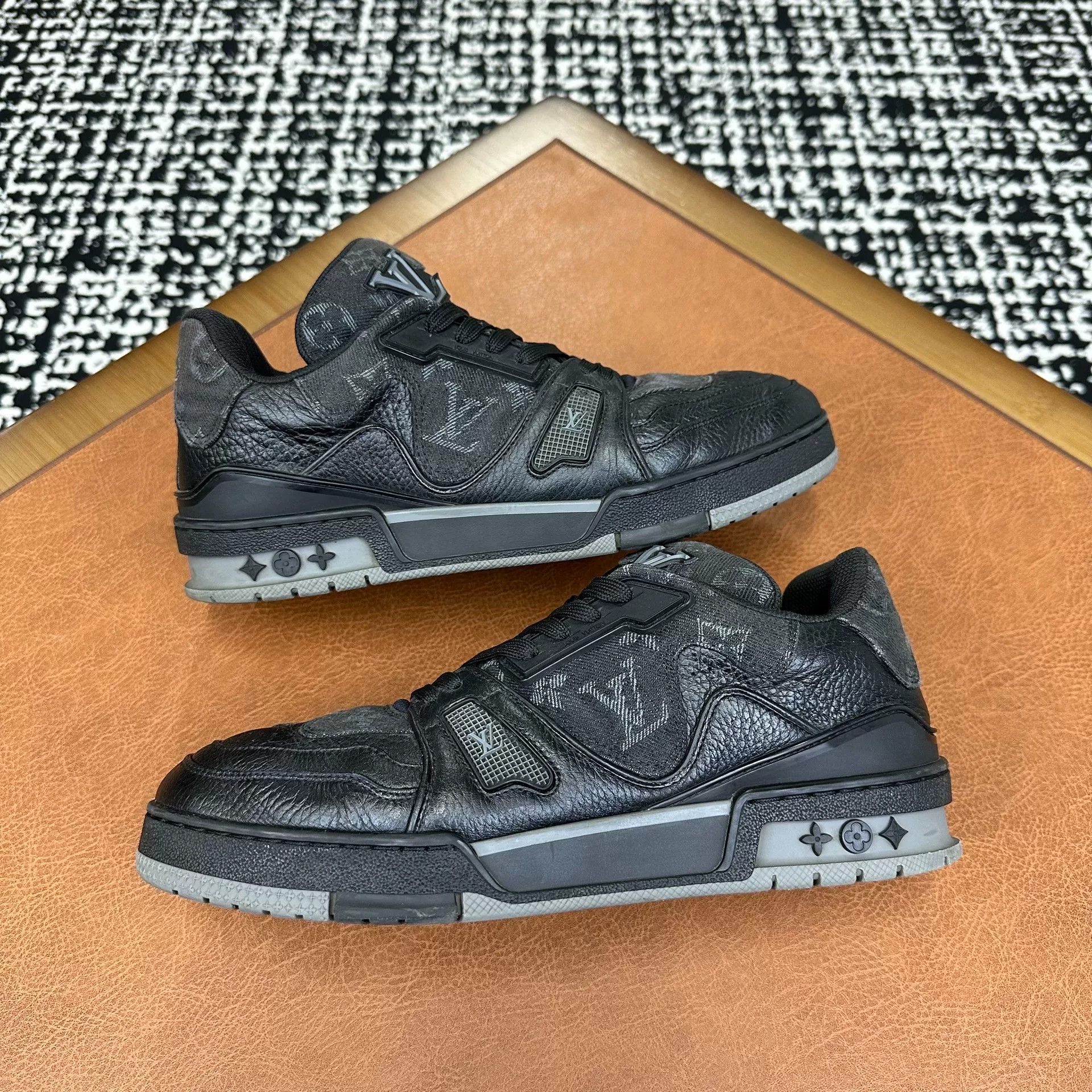 Louis Vuitton Louis Vuitton Collab Black Lowtop Sneakers 7 Men Size US 7 / EU 40 - 5 Thumbnail