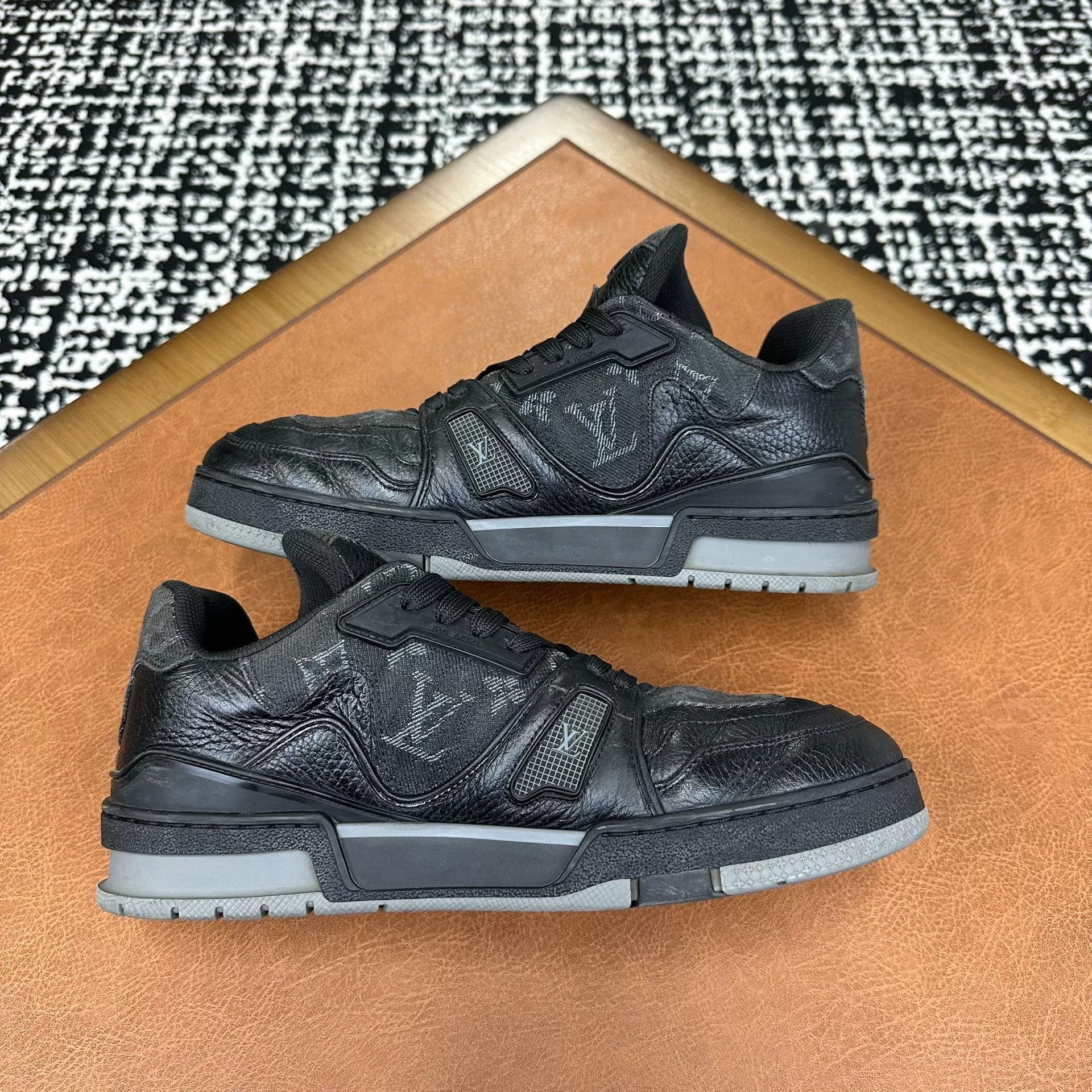 Louis Vuitton Louis Vuitton Collab Black Lowtop Sneakers 7 Men Size US 7 / EU 40 - 6 Thumbnail
