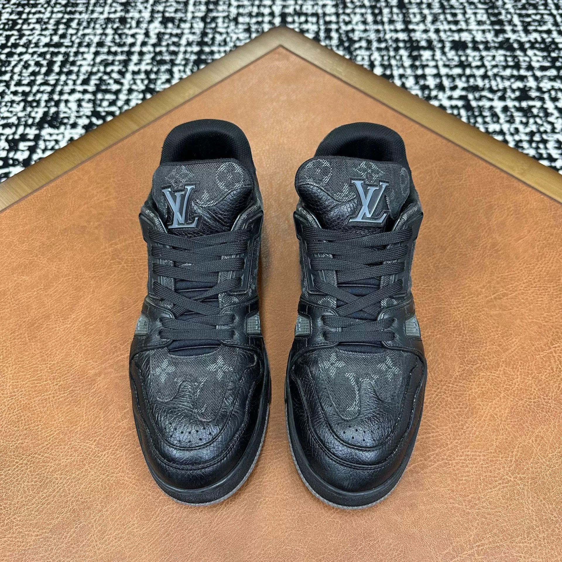 Louis Vuitton Louis Vuitton Collab Black Lowtop Sneakers 7 Men Size US 7 / EU 40 - 2 Thumbnail