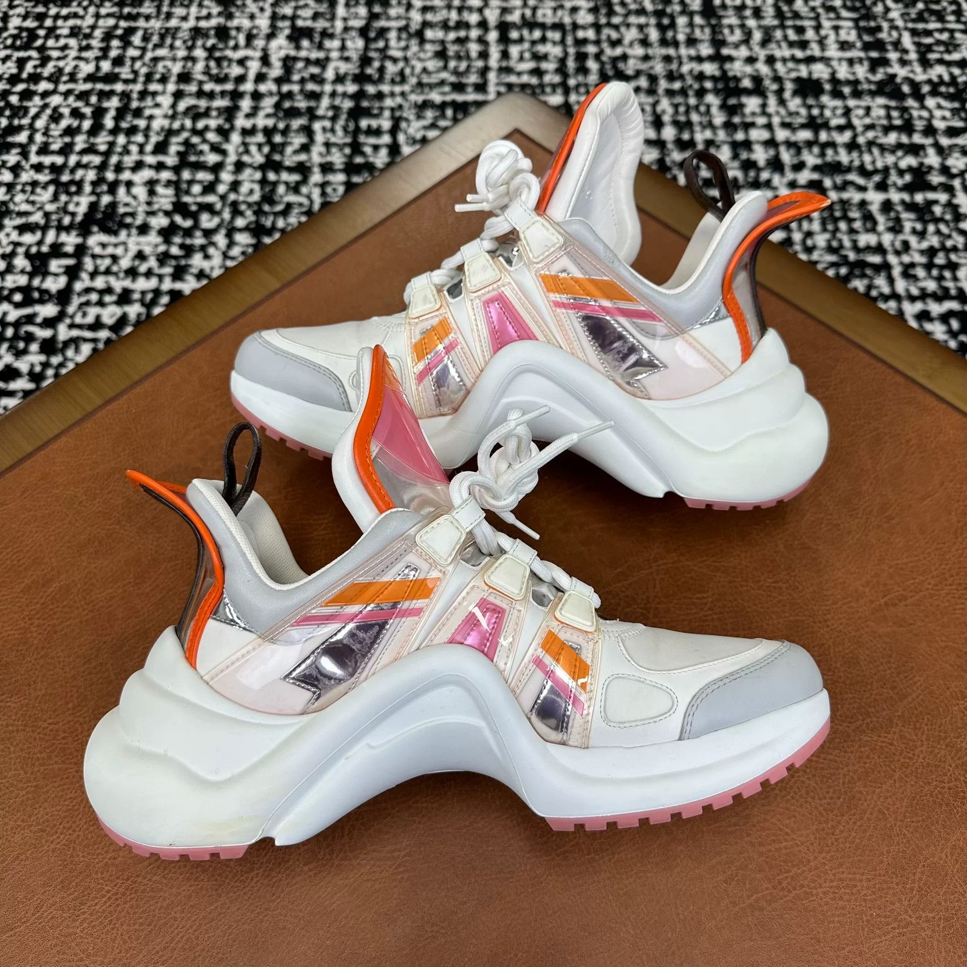 Louis Vuitton Louis Vuitton White Lowtop Sneakers it_38-5 Women Size US 8.5 / IT 38.5 - 6 Thumbnail