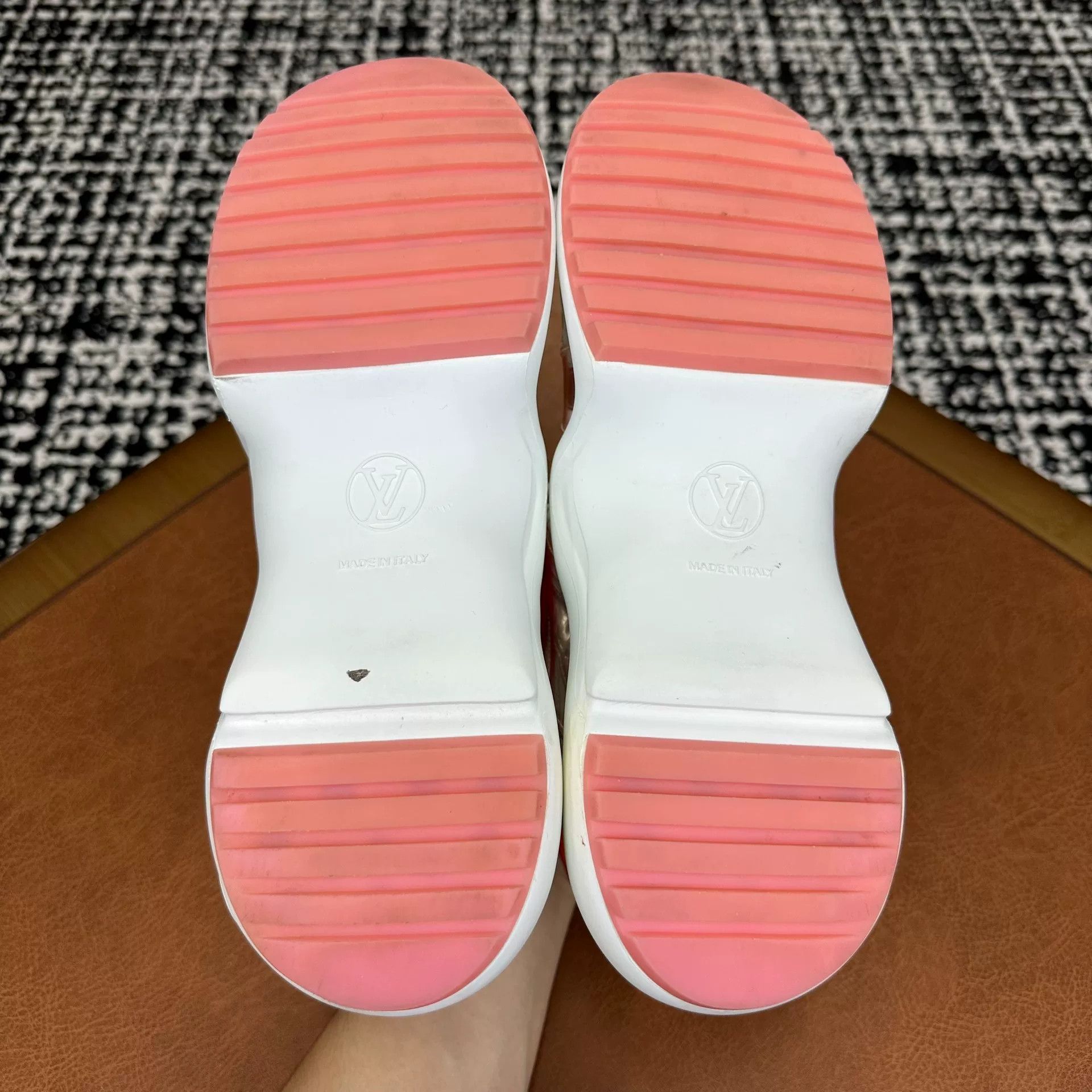 Louis Vuitton Louis Vuitton White Lowtop Sneakers it_38-5 Women Size US 8.5 / IT 38.5 - 7 Thumbnail