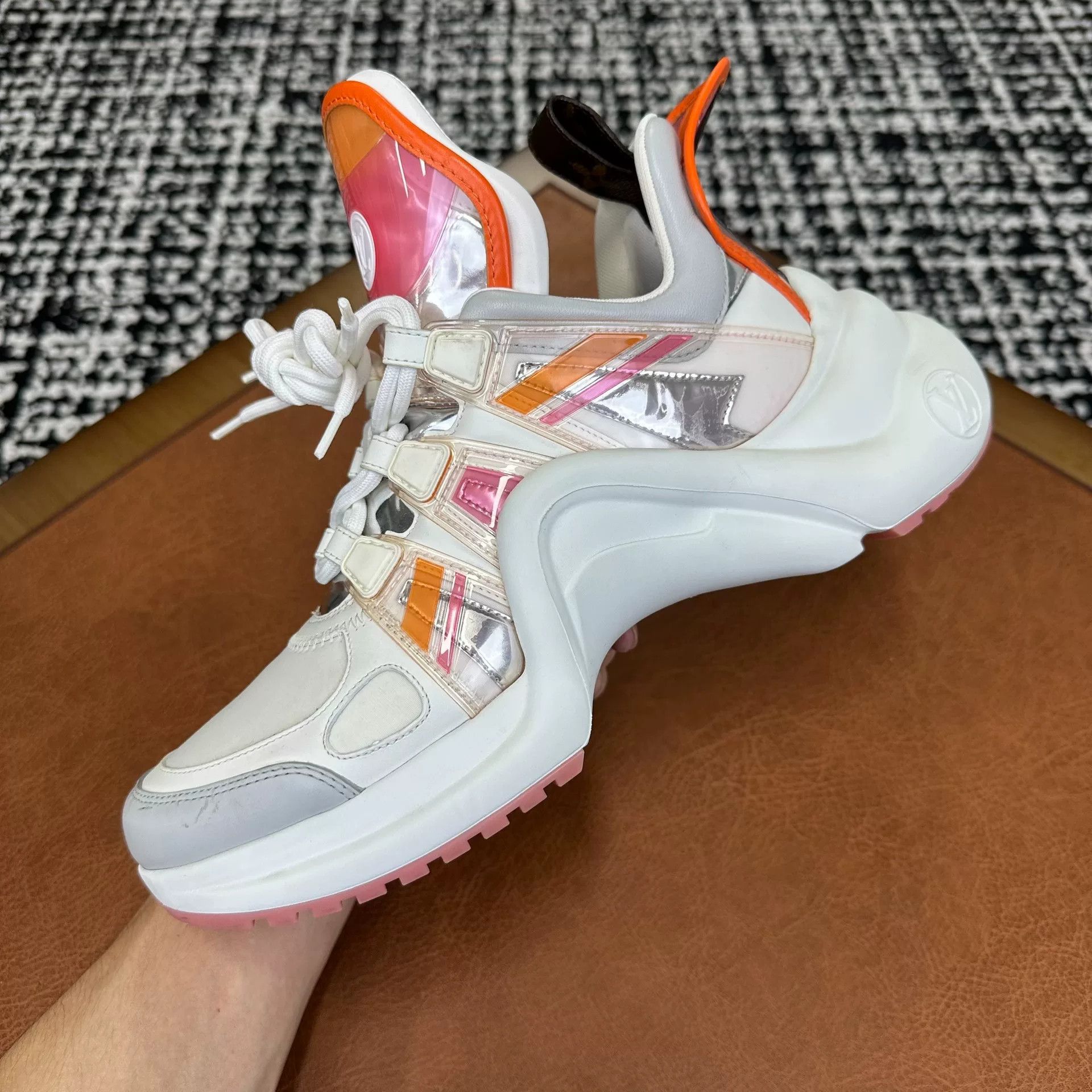 Louis Vuitton Louis Vuitton White Lowtop Sneakers it_38-5 Women Size US 8.5 / IT 38.5 - 8 Thumbnail