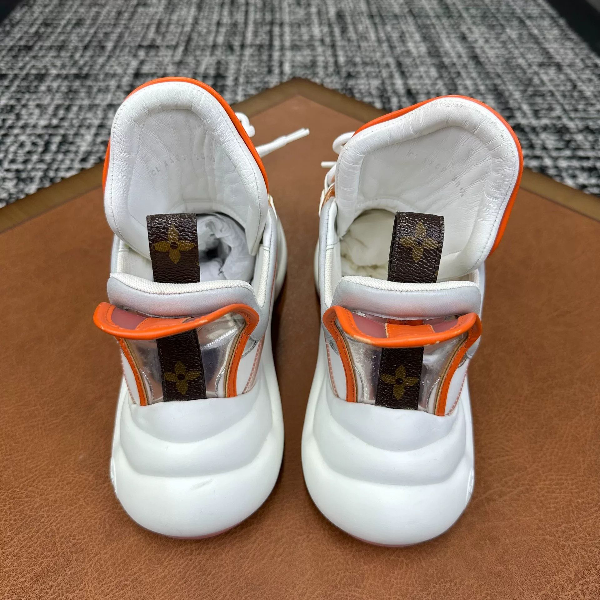 Louis Vuitton Louis Vuitton White Lowtop Sneakers it_38-5 Women Size US 8.5 / IT 38.5 - 4 Thumbnail