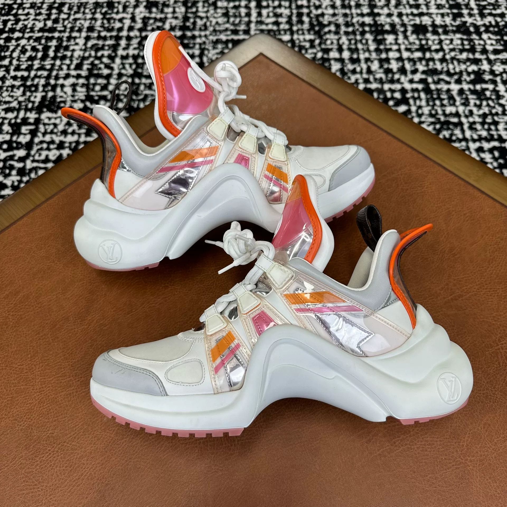 Louis Vuitton Louis Vuitton White Lowtop Sneakers it_38-5 Women Size US 8.5 / IT 38.5 - 5 Thumbnail