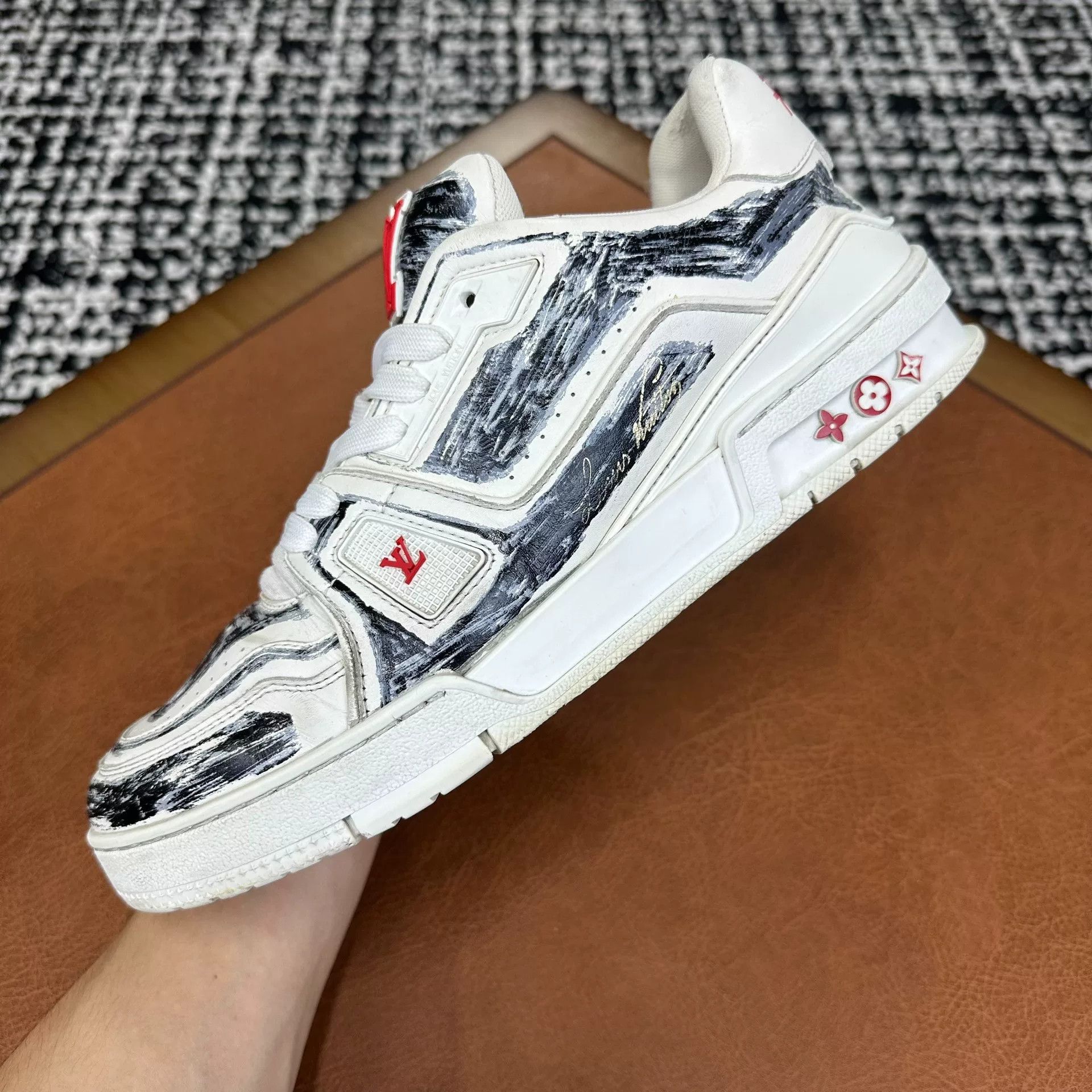 Louis Vuitton Louis Vuitton Training White Lowtop Sneakers 8 Men Size US 8 / EU 41 - 8 Thumbnail