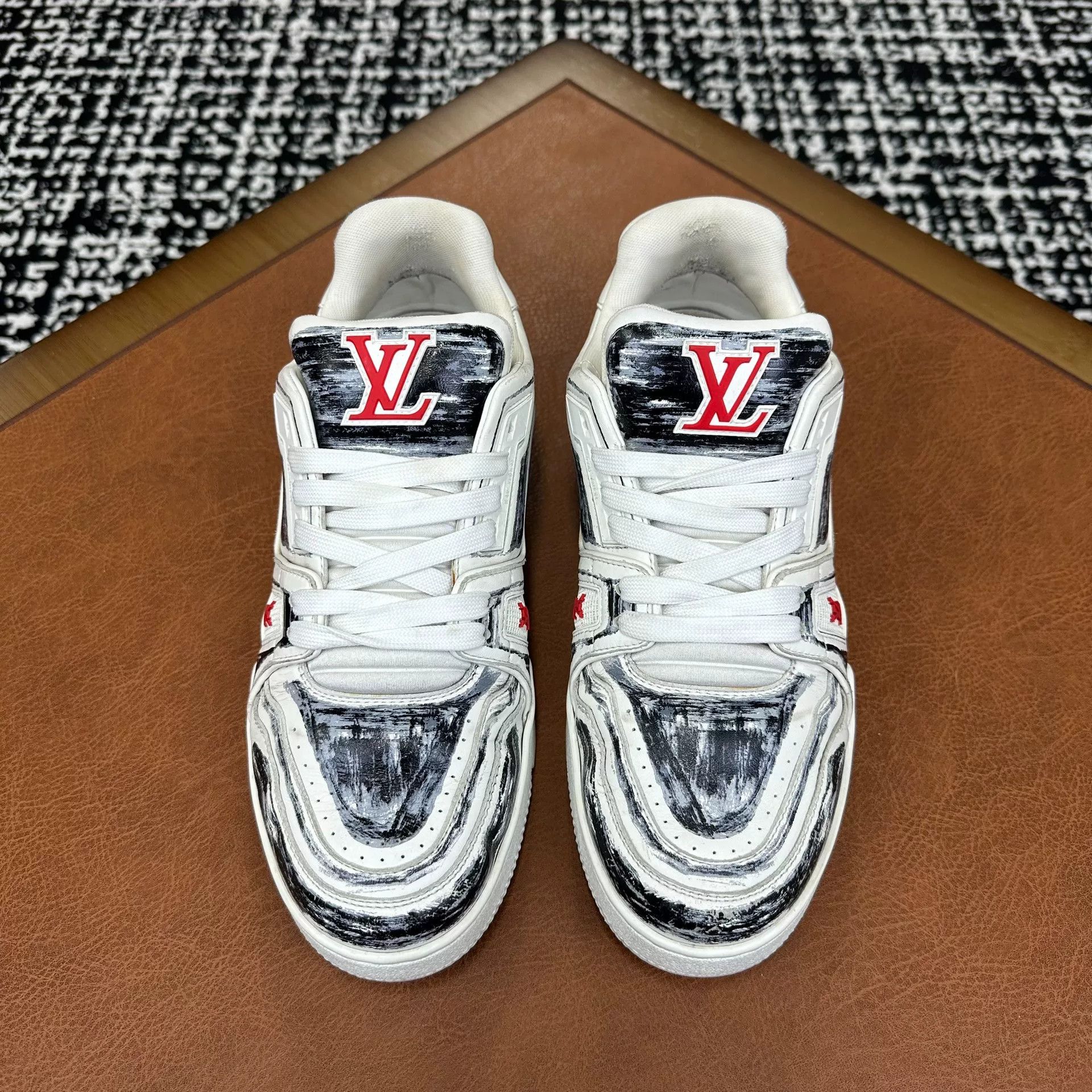 Louis Vuitton Louis Vuitton Training White Lowtop Sneakers 8 Men Size US 8 / EU 41 - 2 Thumbnail