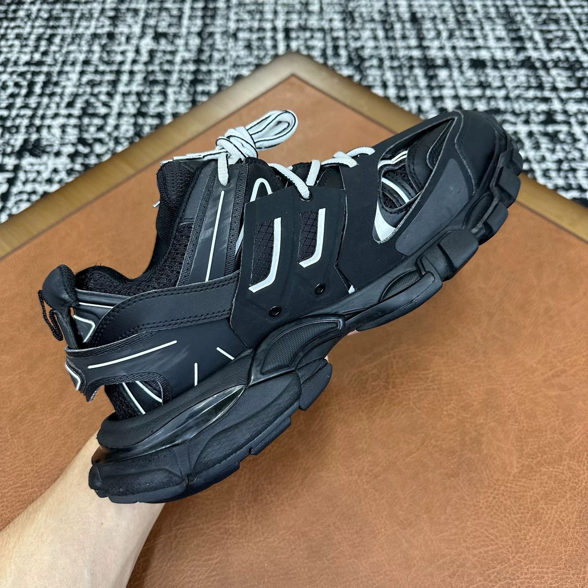 Balenciaga Balenciaga Black Lowtop Sneakers 7 Men Size US 7 / EU 40 - 9 Thumbnail