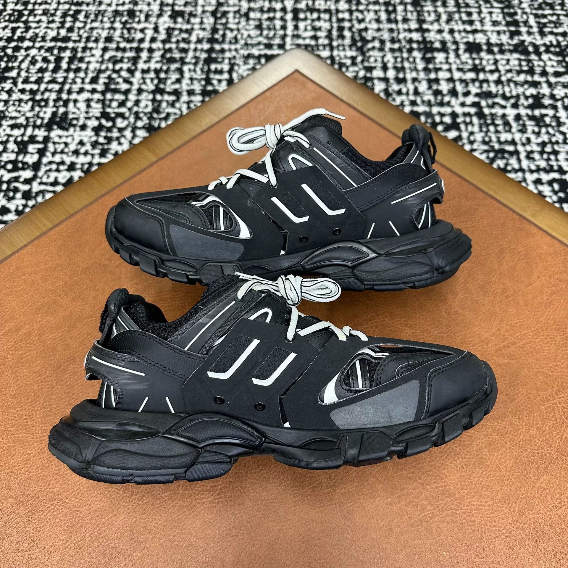 Balenciaga Balenciaga Black Lowtop Sneakers 7 Men Size US 7 / EU 40 - 6 Thumbnail