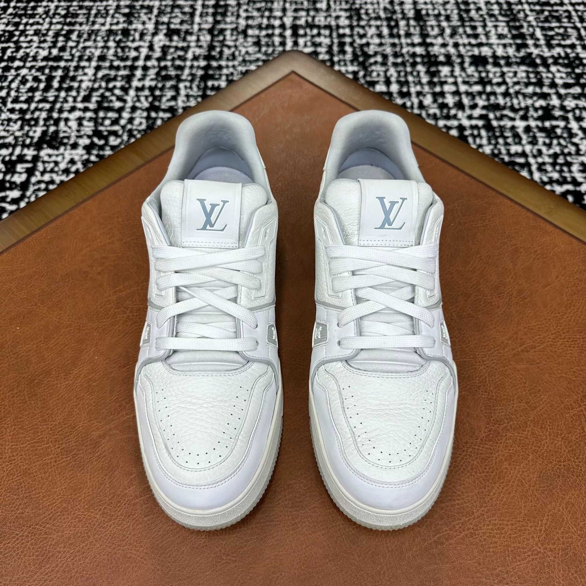 Louis Vuitton Louis Vuitton White Lowtop Sneakers 10 Men Size US 10 / EU 43 - 2 Thumbnail
