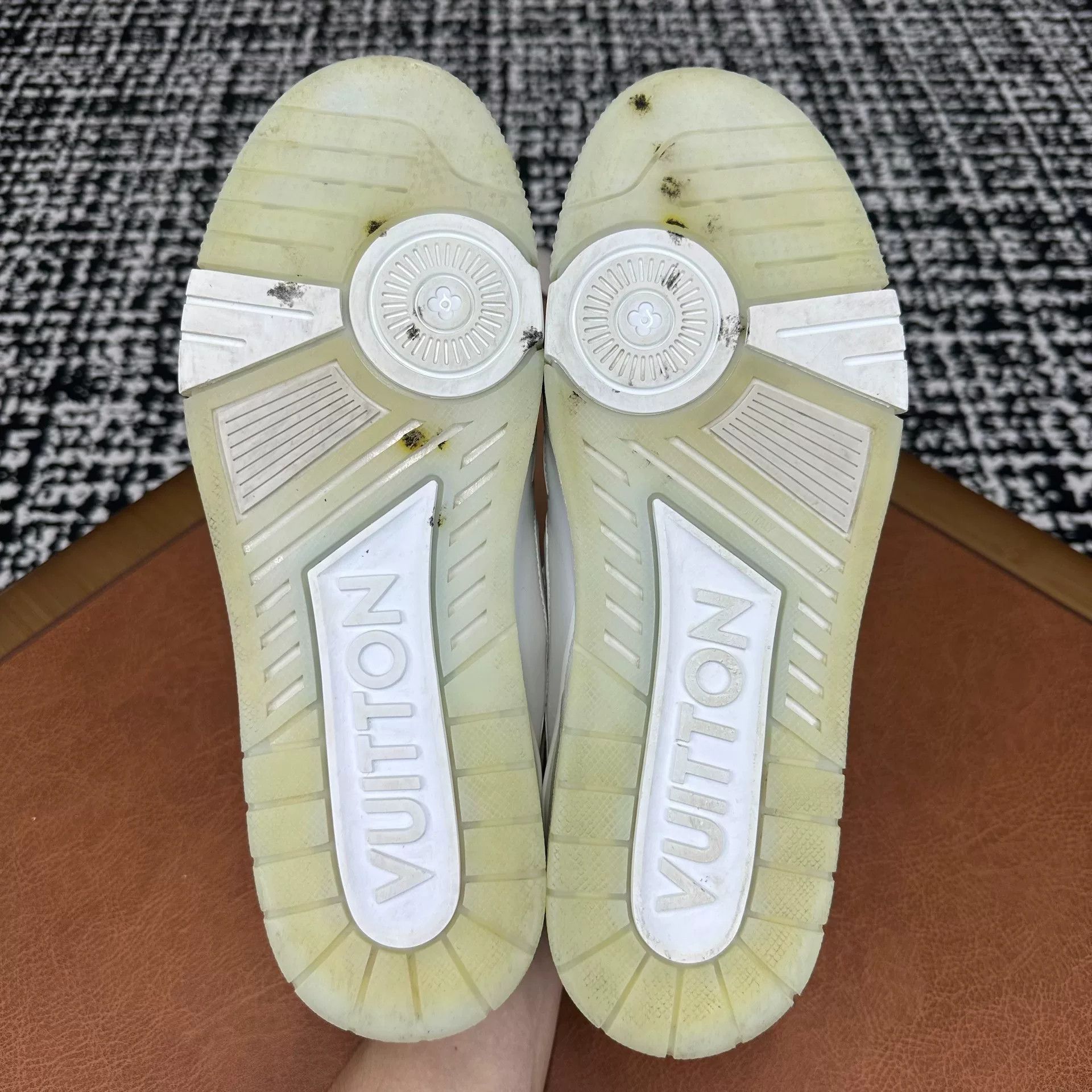 Louis Vuitton Louis Vuitton White Lowtop Sneakers 10 Men Size US 10 / EU 43 - 7 Thumbnail
